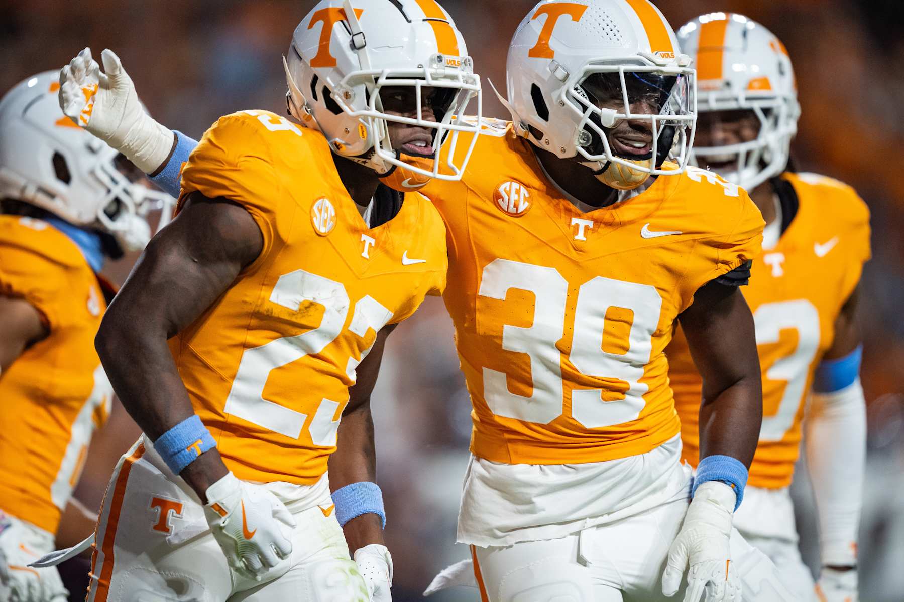 Boo Carter #23 of the Tennessee Volunteers celebrates his interception with Jalen Smith #39 