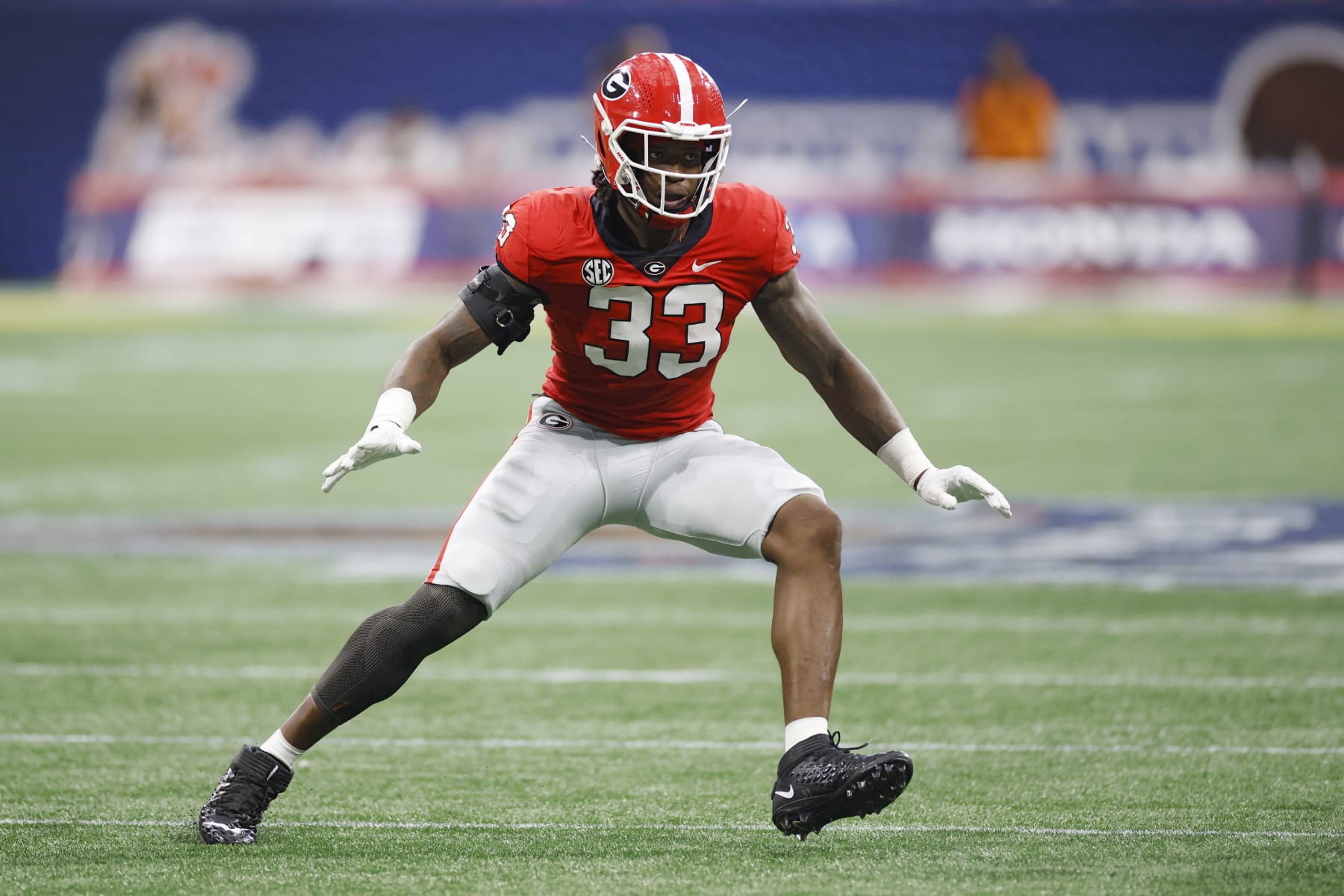 ATLANTA, GA - SEPTEMBER 03: Georgia Bulldogs linebacker Robert Beal Jr. (33) rushes on defense during the Chick-Fil-A Kickoff Game against the Oregon Ducks on September 3, 2022 at Mercedes-Benz Stadium in Atlanta, Georgia. (Photo by Joe Robbins/Icon Sportswire via Getty Images)