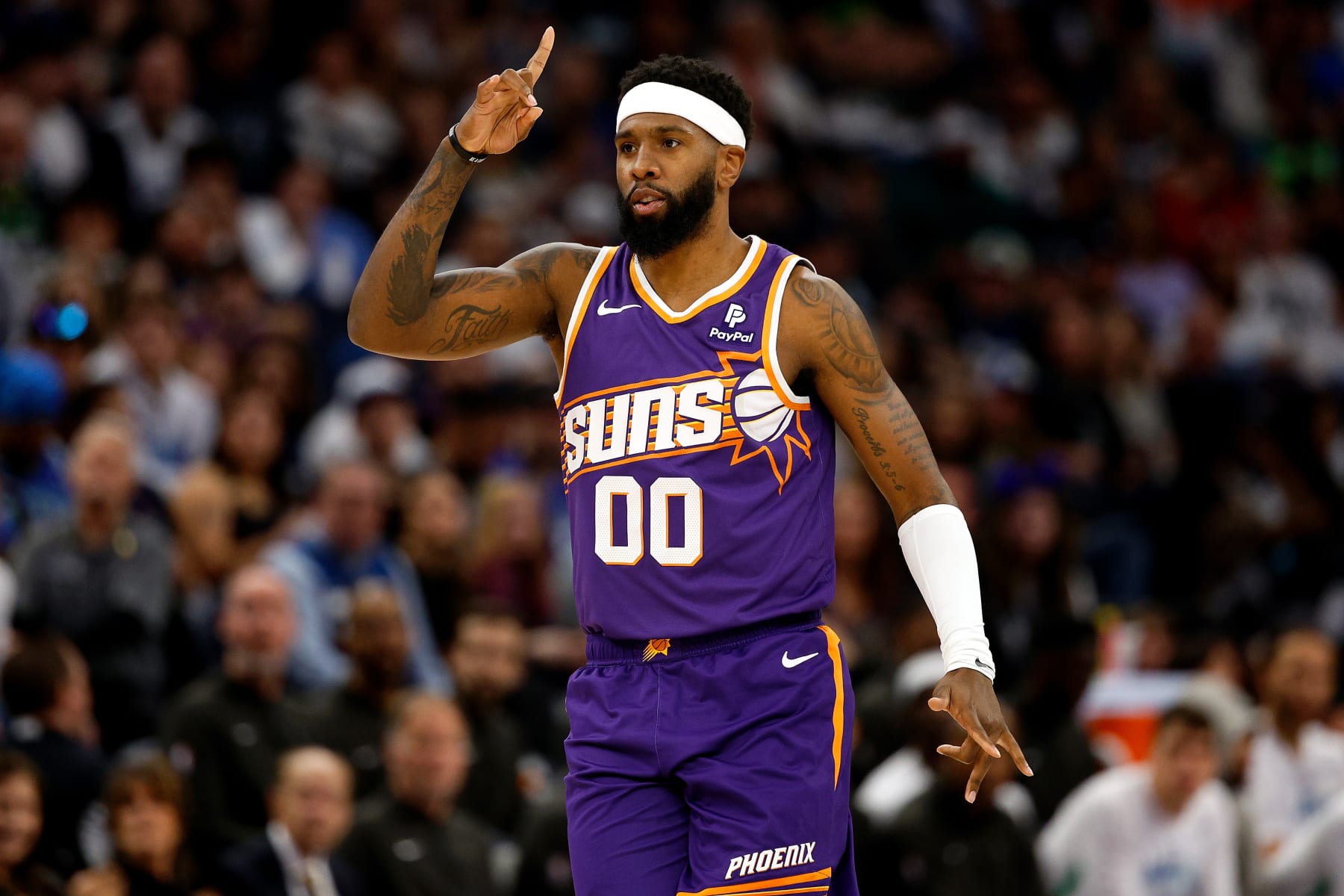 MINNEAPOLIS, MINNESOTA - APRIL 14: Royce O'Neale #00 of the Phoenix Suns celebrates his basket against the Minnesota Timberwolves in the first quarter at Target Center on April 14, 2024 in Minneapolis, Minnesota. NOTE TO USER: User expressly acknowledges and agrees that, by downloading and or using this photograph, User is consenting to the terms and conditions of the Getty Images License Agreement. (Photo by David Berding/Getty Images)