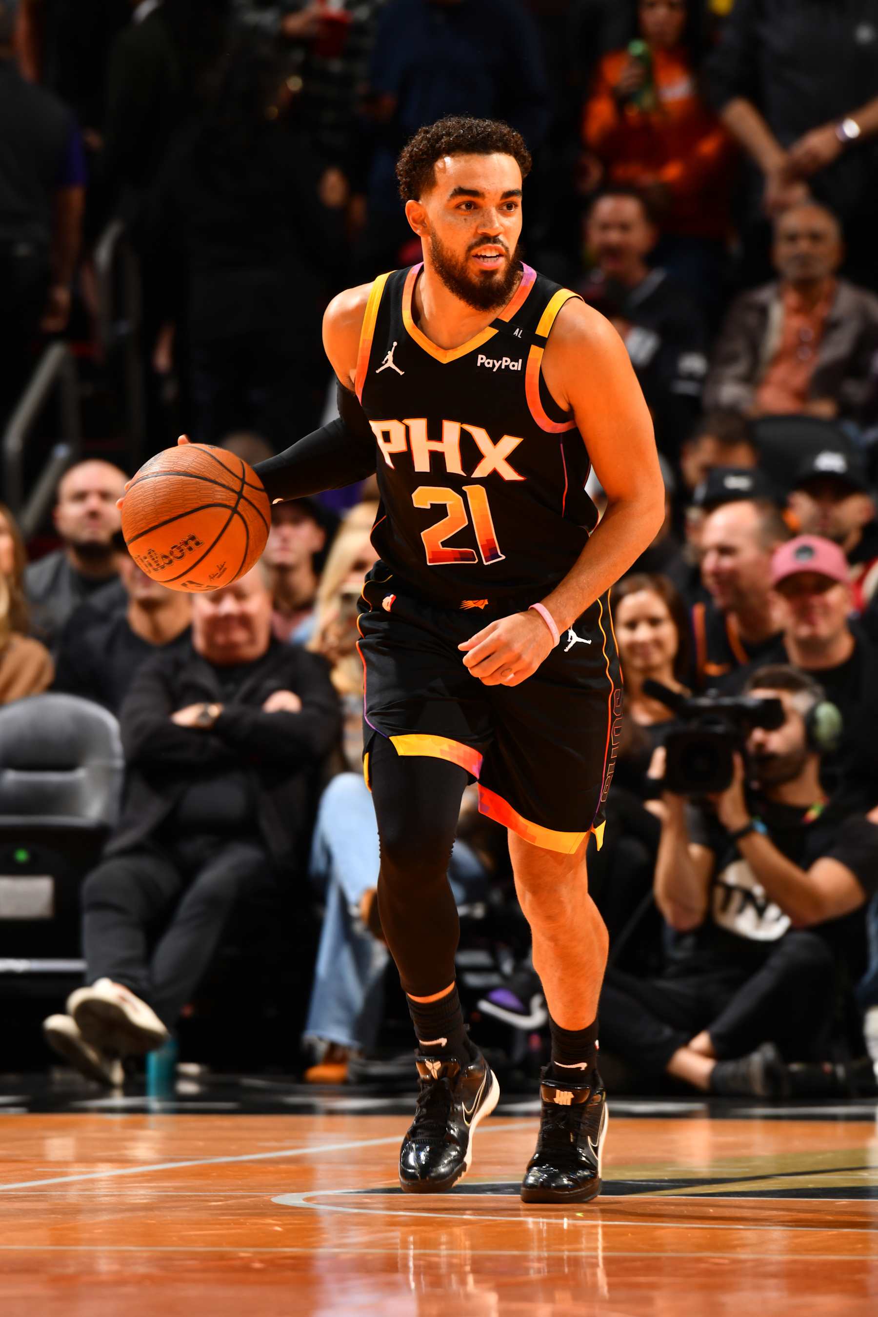 PHOENIX, AZ - NOVEMBER 26: Tyus Jones #21 of the Phoenix Suns dribbles the ball during the game against the Los Angeles Lakers during the Emirates NBA Cup game on November 26, 2024 at Footprint Center in Phoenix, Arizona. NOTE TO USER: User expressly acknowledges and agrees that, by downloading and or using this photograph, user is consenting to the terms and conditions of the Getty Images License Agreement. Mandatory Copyright Notice: Copyright 2024 NBAE (Photo by Barry Gossage/NBAE via Getty Images)