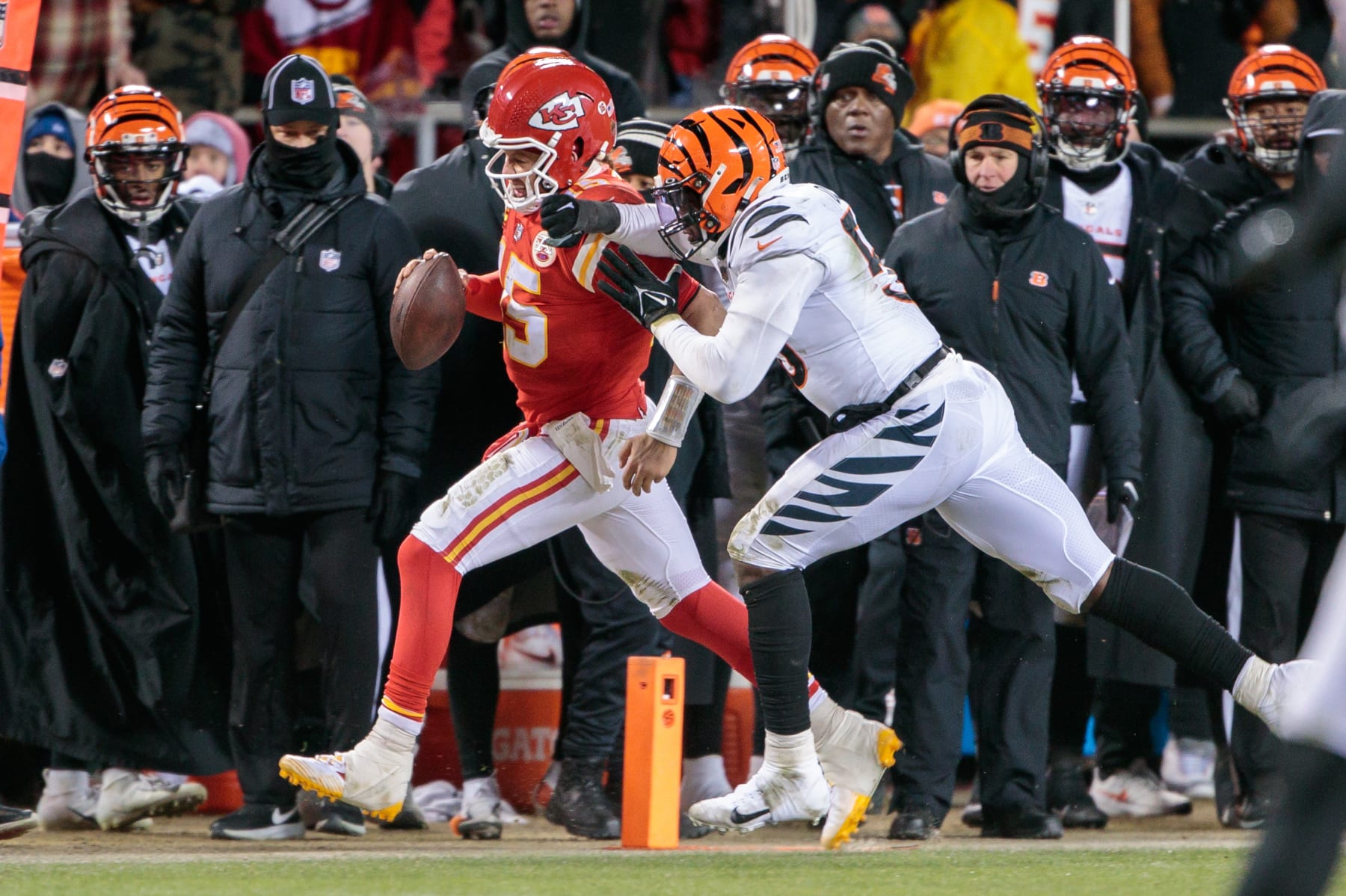 KANSAS CITY, MO - JANUARY 29: Cincinnati Bengals defensive end Joseph Ossai (58) makes contact with Kansas City Chiefs quarterback Patrick Mahomes (15) as he runs out of bounds on January 29th, 2023 at Arrowhead Stadium in Kansas City, Missouri. (Photo by William Purnell/Icon Sportswire via Getty Images)