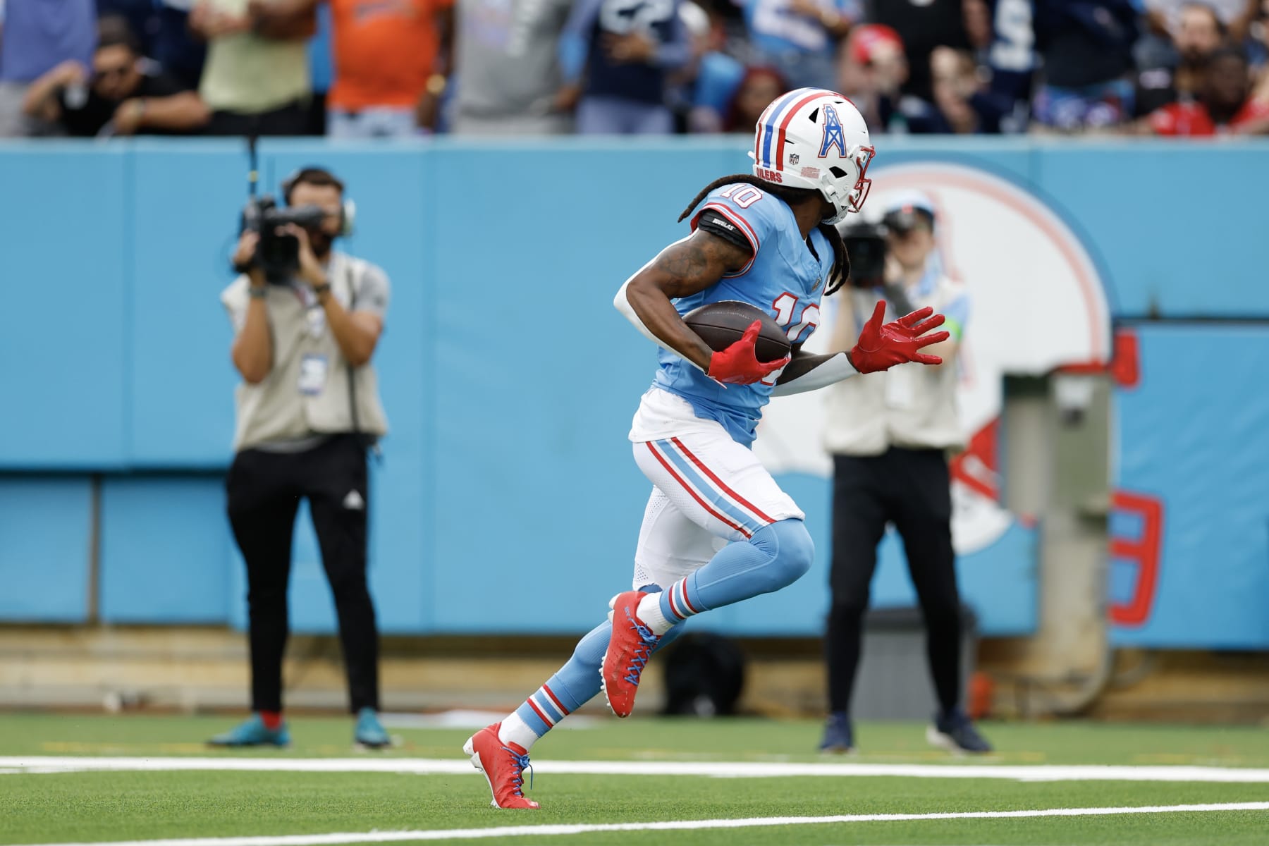 NASHVILLE, TENNESSEE - OCTOBER 29: DeAndre Hopkins #10 of the Tennessee Titans runs with the ball during the first half against the Atlanta Falcons at Nissan Stadium on October 29, 2023 in Nashville, Tennessee. (Photo by Wesley Hitt/Getty Images)