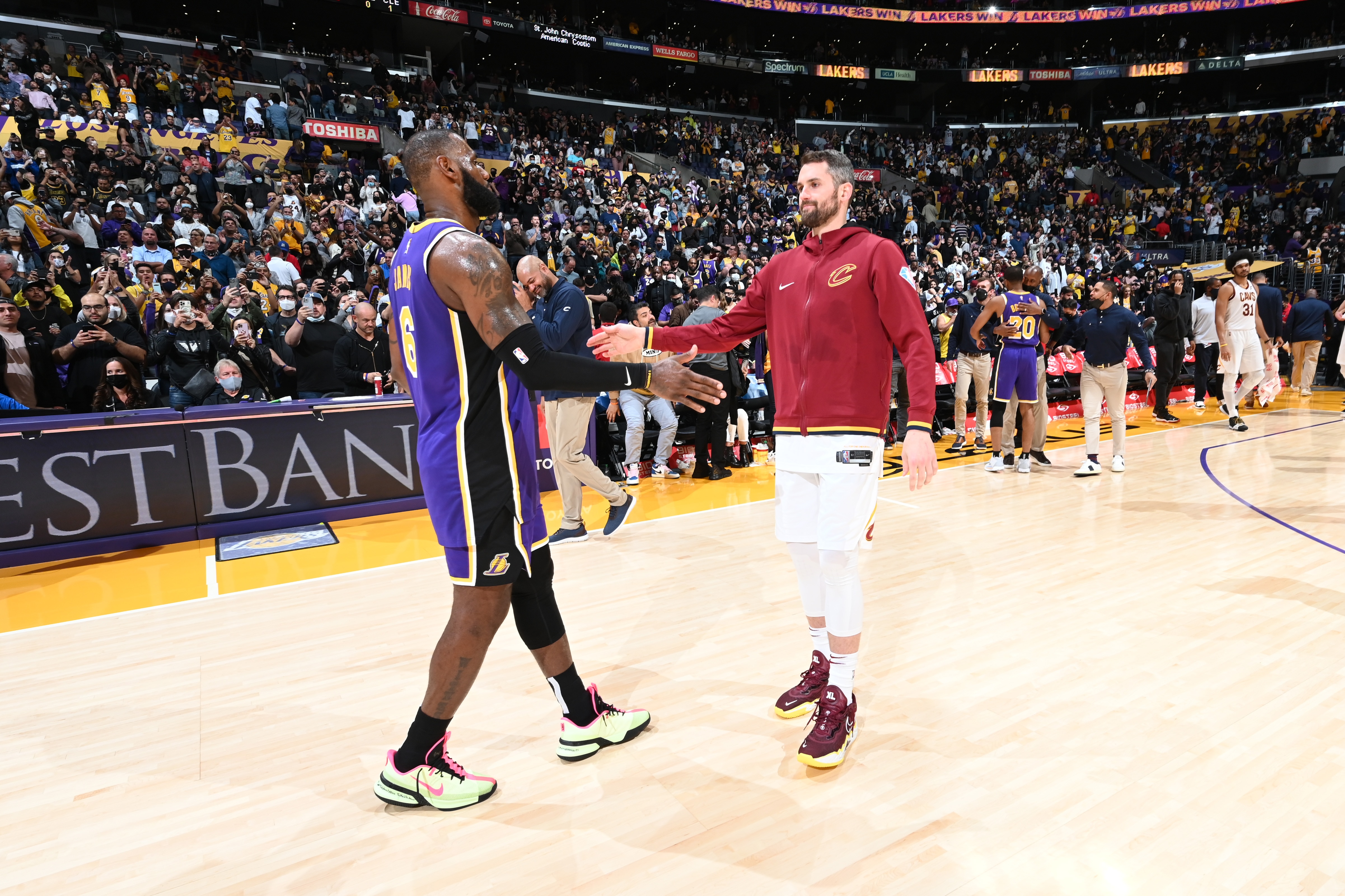 LOS ANGELES, CA - OCTOBER 29: LeBron James #6 of the Los Angeles Lakers and Kevin Love #0 of the Cleveland Cavaliers shake hands after the game on October 29, 2021 at STAPLES Center in Los Angeles, California. NOTE TO USER: User expressly acknowledges and agrees that, by downloading and/or using this Photograph, user is consenting to the terms and conditions of the Getty Images License Agreement. Mandatory Copyright Notice: Copyright 2021 NBAE (Photo by Adam Pantozzi/NBAE via Getty Images)