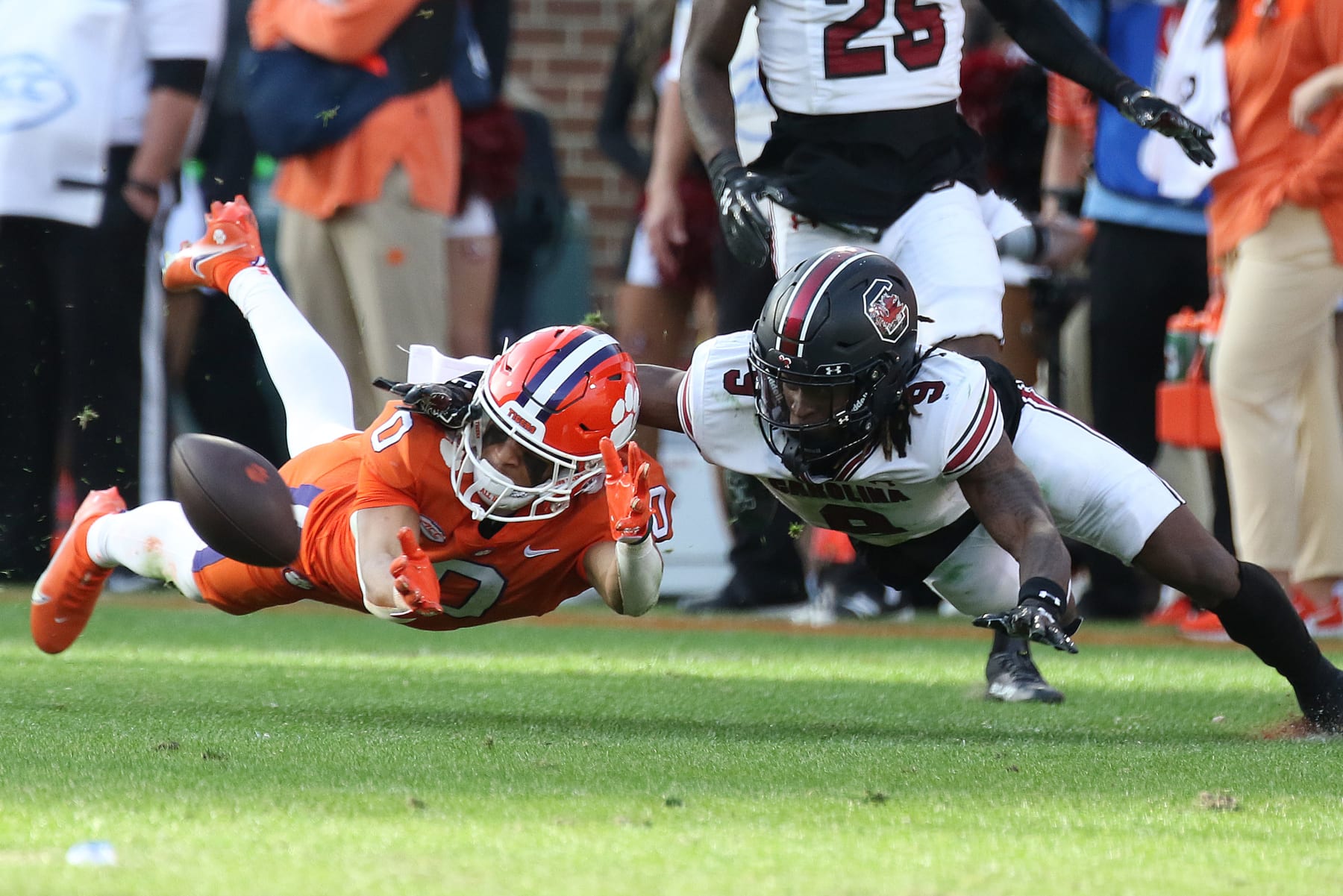 CLEMSON, SC - NOVEMBER 26: Clemson Tigers wide receiver Antonio Williams (0) misses a pass as South Carolina Gamecocks defensive back Cam Smith (9) defends on the play during a college football game between the South Carolina Gamecocks and the Clemson Tigers on November 26, 2022, at Clemson Memorial Stadium in Clemson, S.C. (Photo by John Byrum/Icon Sportswire via Getty Images)