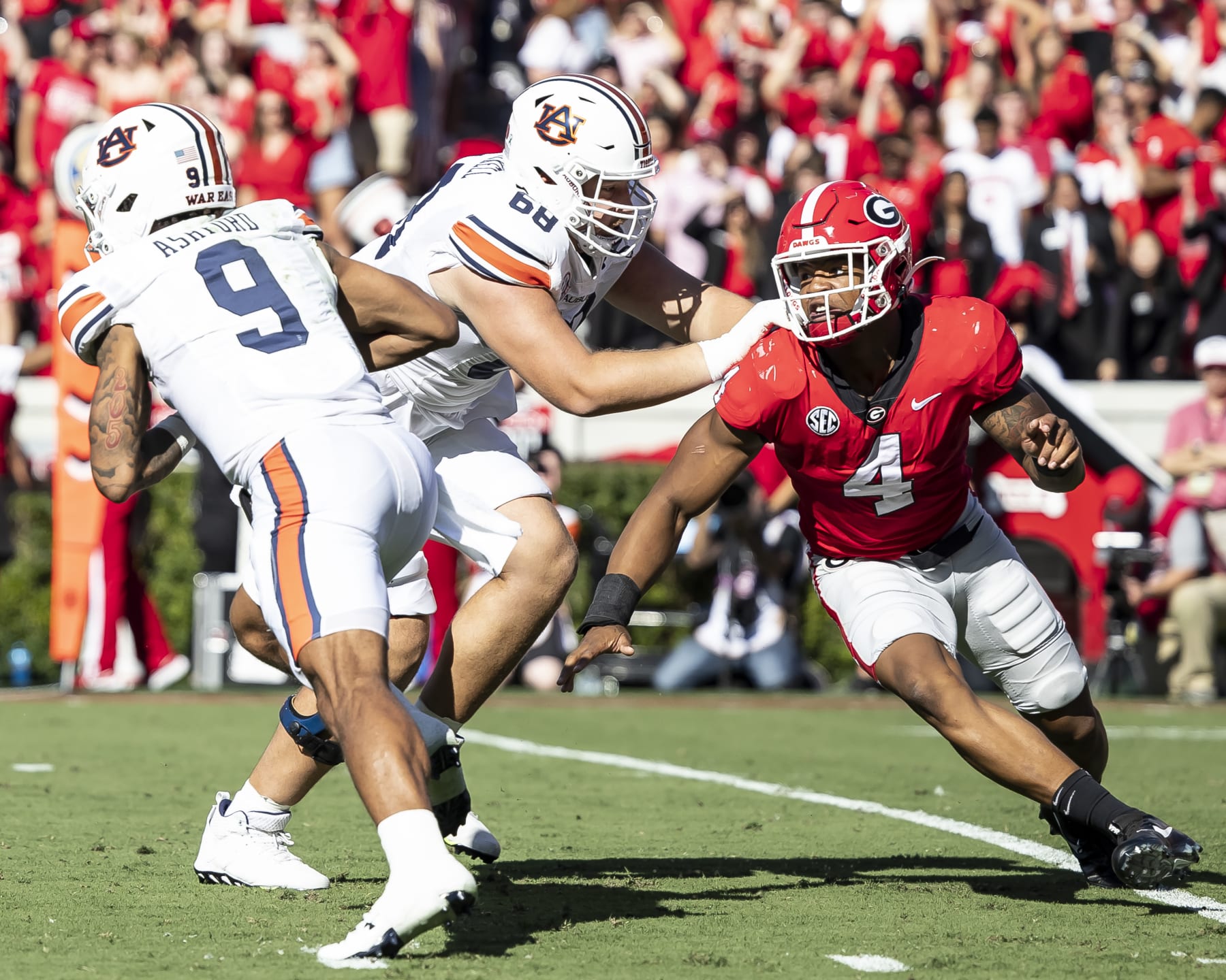 ATHENS, GA - OCTOBER 8: Robby Ashford #9 of the Auburn Tigers moves away from pressure by Nolan Smith #4 of the Georgia Bulldogs during a game between Auburn Tigers and Georgia Bulldogs at Sanford Stadium on October 8, 2022 in Athens, Georgia. (Photo by Steve Limentani/ISI Photos/Getty Images)