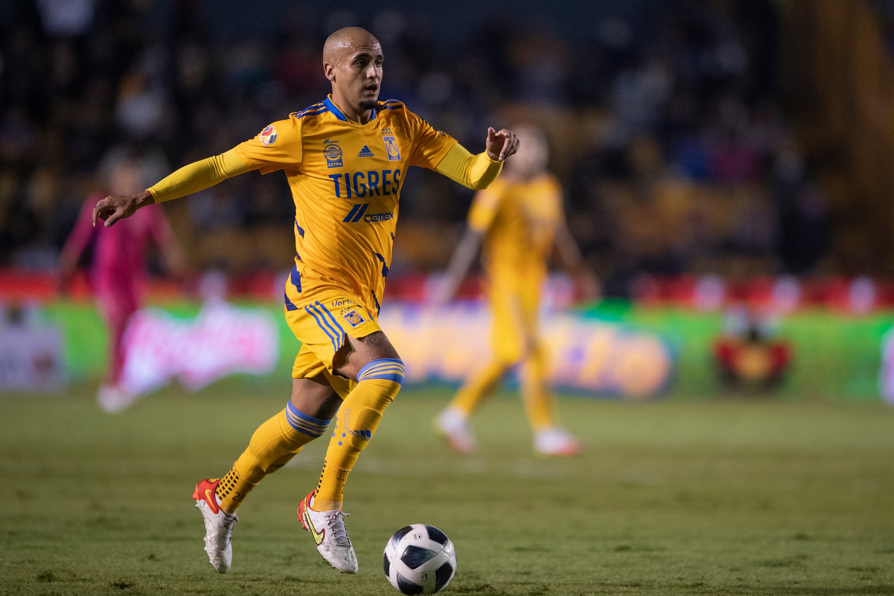 MONTERREY, MEXICO - NOVEMBER 06: Luis Rodríguez #28 of Tigres drives the ball during the 17th round match between Tigres UANL and FC Juarez as part of the Torneo Grita Mexico A21 Liga MX at Universitario Stadium on November 06, 2021 in Monterrey, Mexico. (Photo by Azael Rodriguez/Getty Images)