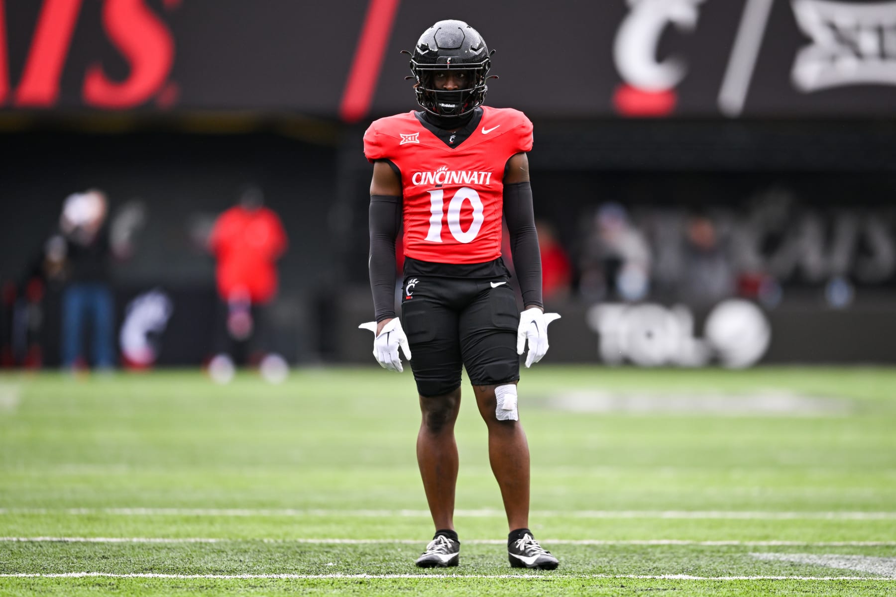 CINCINNATI, OH - OCTOBER 14: Cincinnati S Bryon Threats (10) during a college football game between the Iowa State Cyclones and Cincinnati Bearcats on October 14, 2023 at Nippert Stadium in Cincinnati, OH. (Photo by James Black/Icon Sportswire via Getty Images)