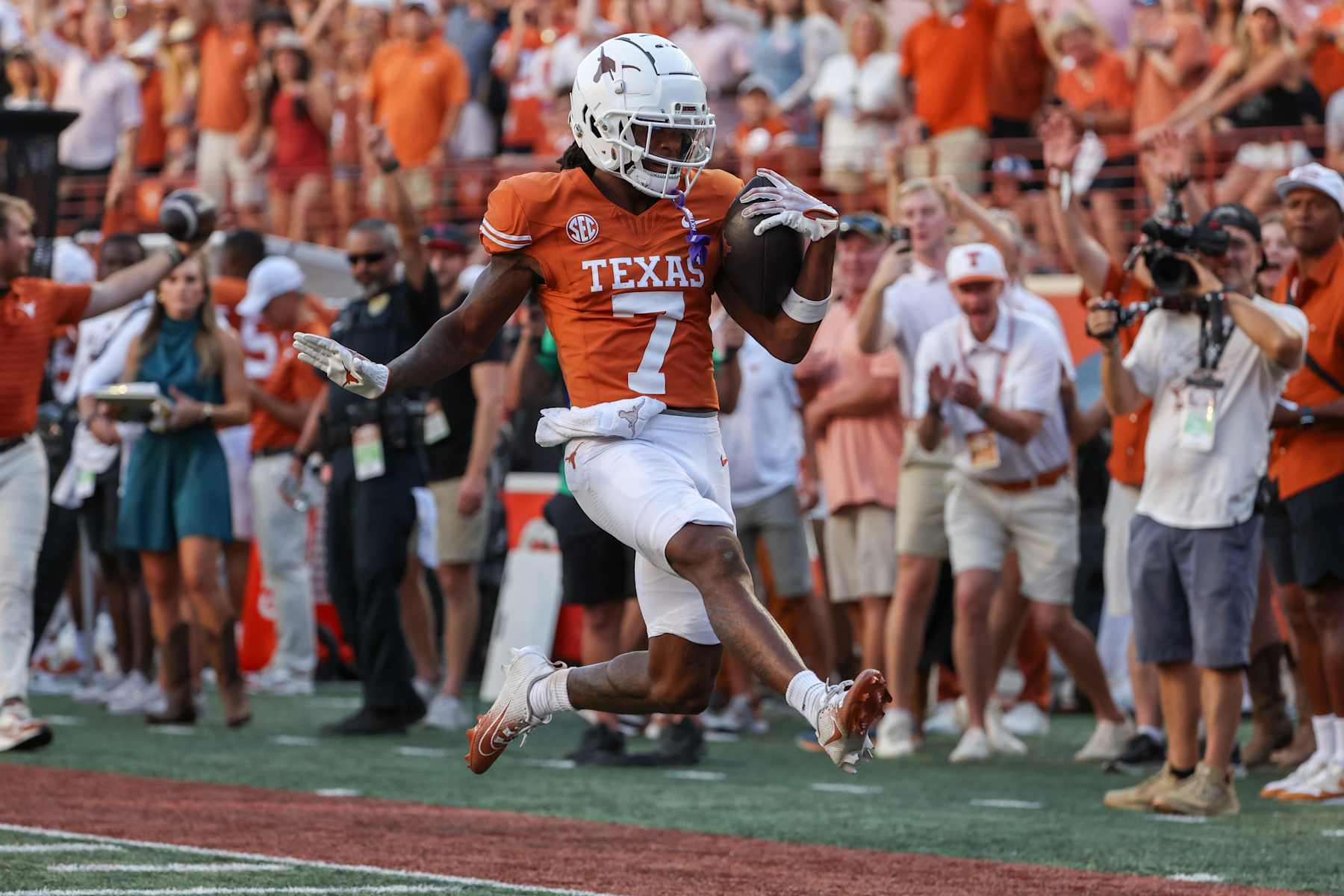 AUSTIN, TX - SEPTEMBER 28: Texas Longhorns wide receiver Isaiah Bond (7) high steps into the end zone for a touchdown during the SEC college football game between Texas Longhorns and Mississippi State Bulldogs on September 28, 2024, at Darrell K Royal - Texas Memorial Stadium in Austin, TX.  (Photo by David Buono/Icon Sportswire via Getty Images)