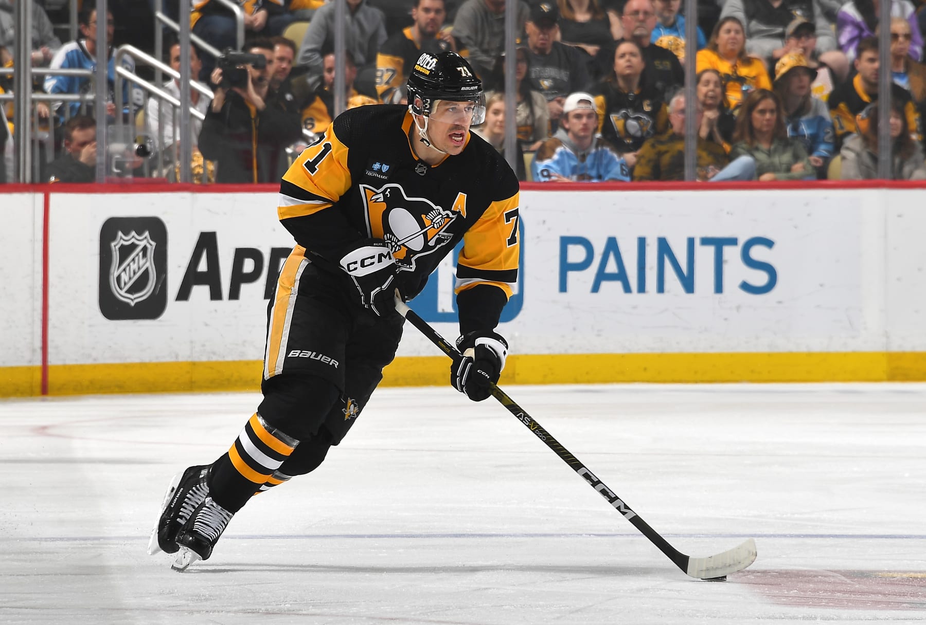 PITTSBURGH, PA - APRIL 11:  Evgeni Malkin #71 of the Pittsburgh Penguins skates against the Chicago Blackhawks at PPG PAINTS Arena on April 11, 2023 in Pittsburgh, Pennsylvania. (Photo by Joe Sargent/NHLI via Getty Images)