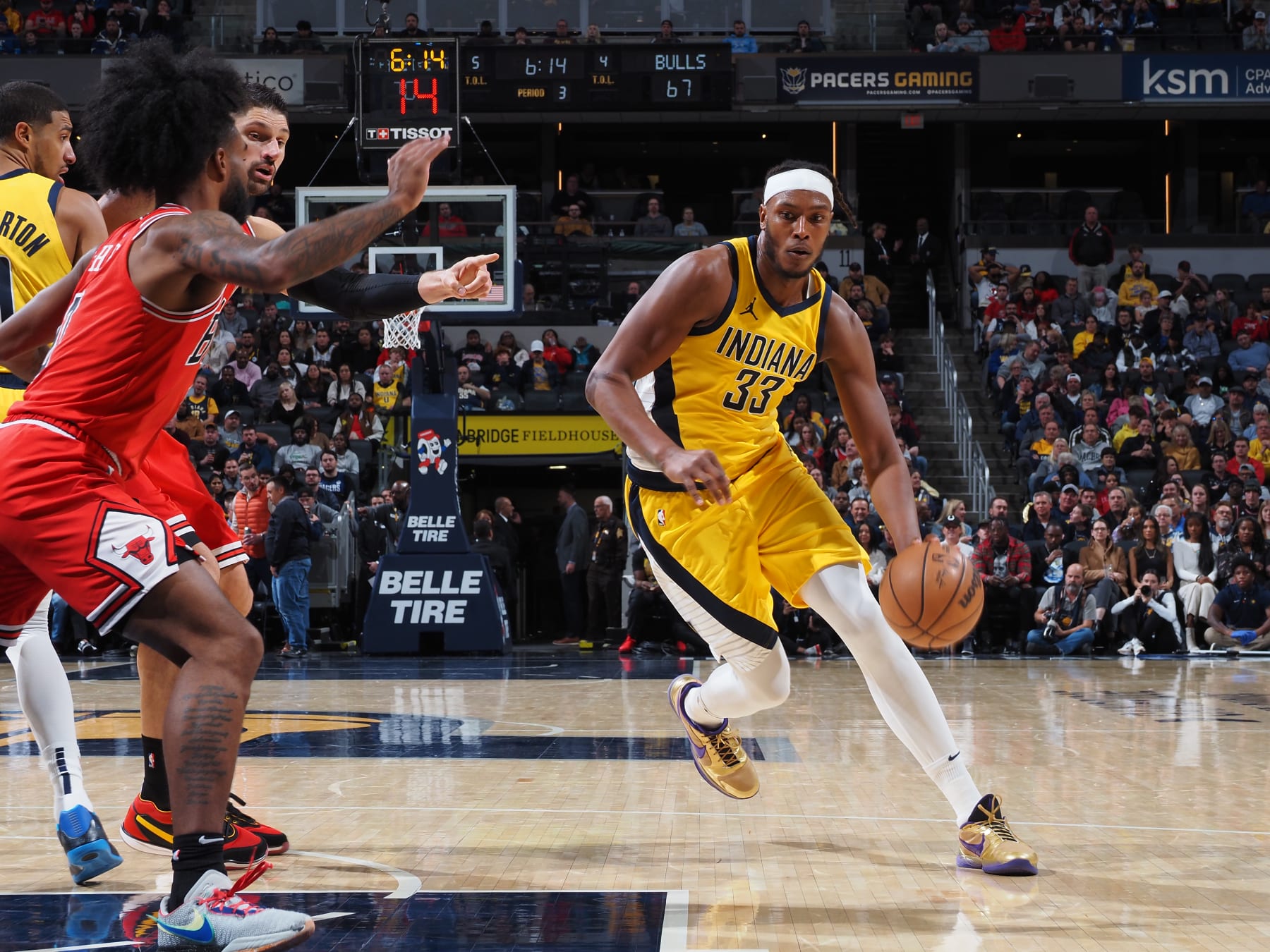 INDIANAPOLIS, IN - OCTOBER 30: Myles Turner #33 of the Indiana Pacers drives to the basket during the game against the Chicago Bulls on October 30, 2023 at Gainbridge Fieldhouse in Indianapolis, Indiana. NOTE TO USER: User expressly acknowledges and agrees that, by downloading and or using this Photograph, user is consenting to the terms and conditions of the Getty Images License Agreement. Mandatory Copyright Notice: Copyright 2023 NBAE (Photo by Ron Hoskins/NBAE via Getty Images)