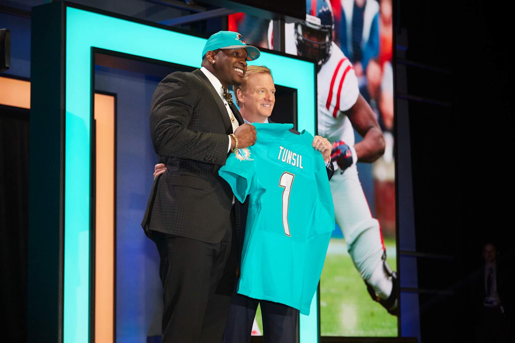 Football: NFL Draft: Miami Dolphins offensive tackle and No 13 overall pick Laremy Tunsil on stage with Roger Goodell during selection process at Auditorium Theatre of Roosevelt University.
Chicago, IL 4/28/2016
CREDIT: Tom Lynn (Photo by Tom Lynn /Sports Illustrated via Getty Images)
(Set Number: SI347 TK1 )