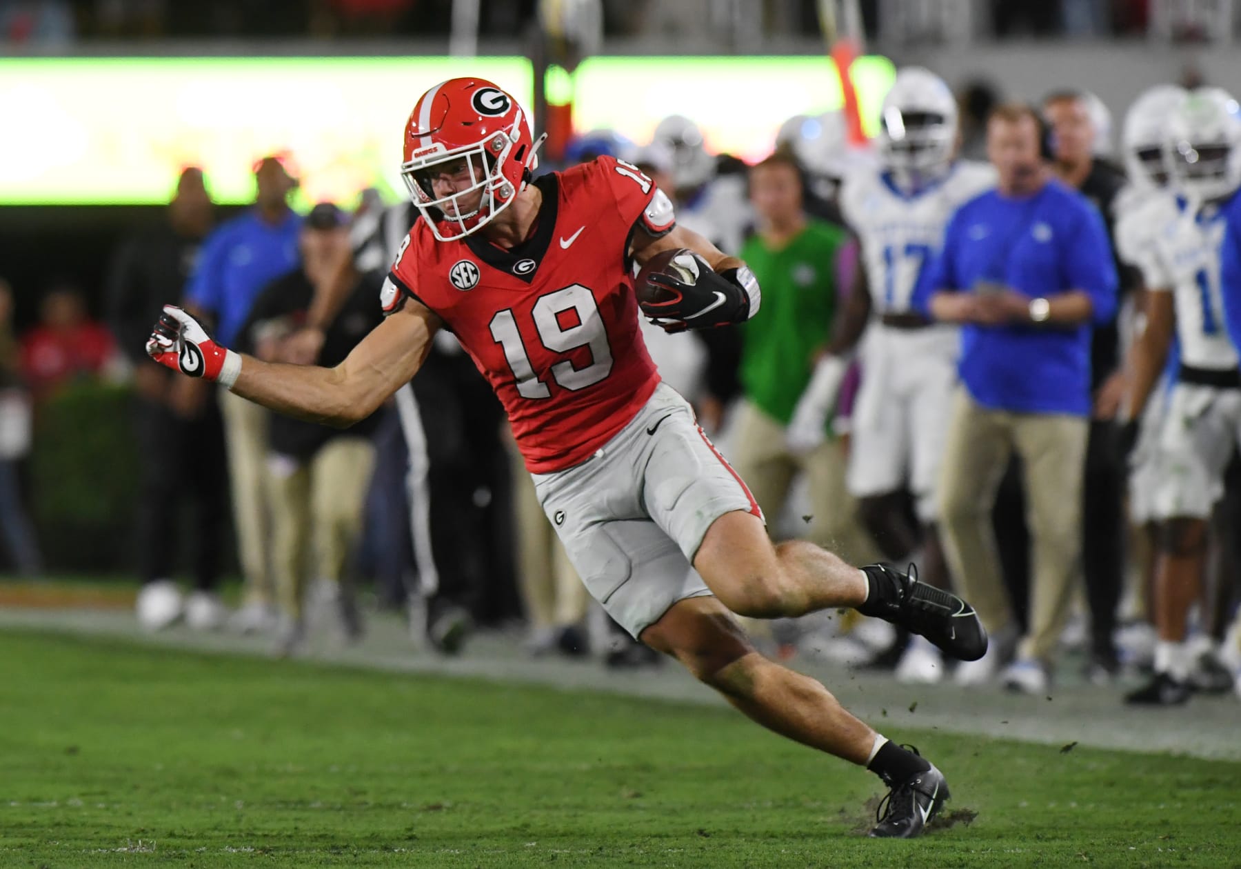 ATHENS, GA - OCTOBER 07: Georgia Bulldogs Tight End Brock Bowers (19) rushes the ball during the college football game between the Kentucky Wildcats and Georgia Bulldogs on October 07, 2023, at Sanford Stadium in Athens, GA. (Photo by Jeffrey Vest/Icon Sportswire via Getty Images)