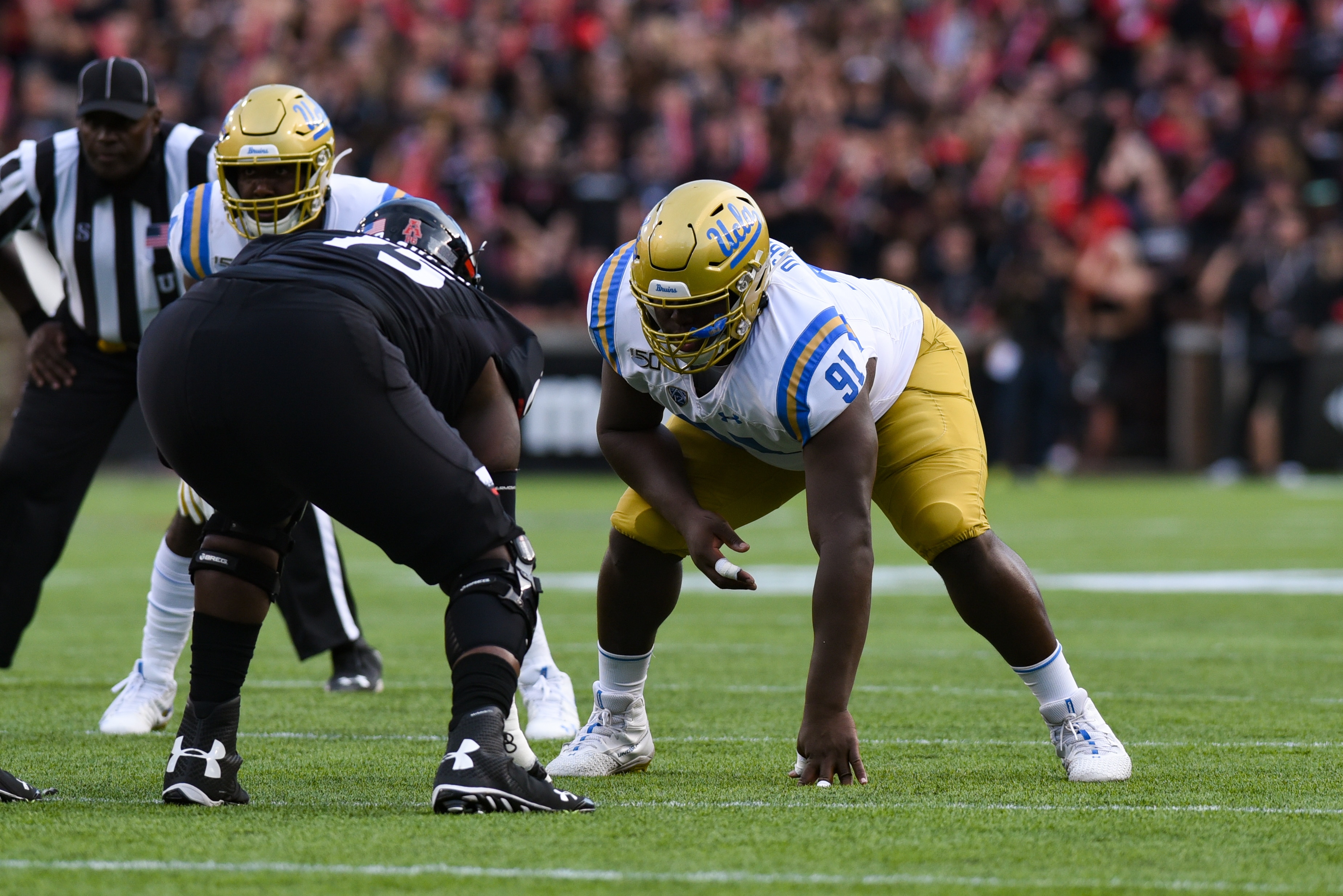 CINCINNATI, OH - AUGUST 29: UCLA (DL) Otito Ogbonnia (91) lines up during a college football game between the UCLA Bruins and Cincinnati Bearcats on August 29, 2019 at Nippert Stadium in Cincinnati, OH  (Photo by James Black/Icon Sportswire via Getty Images)