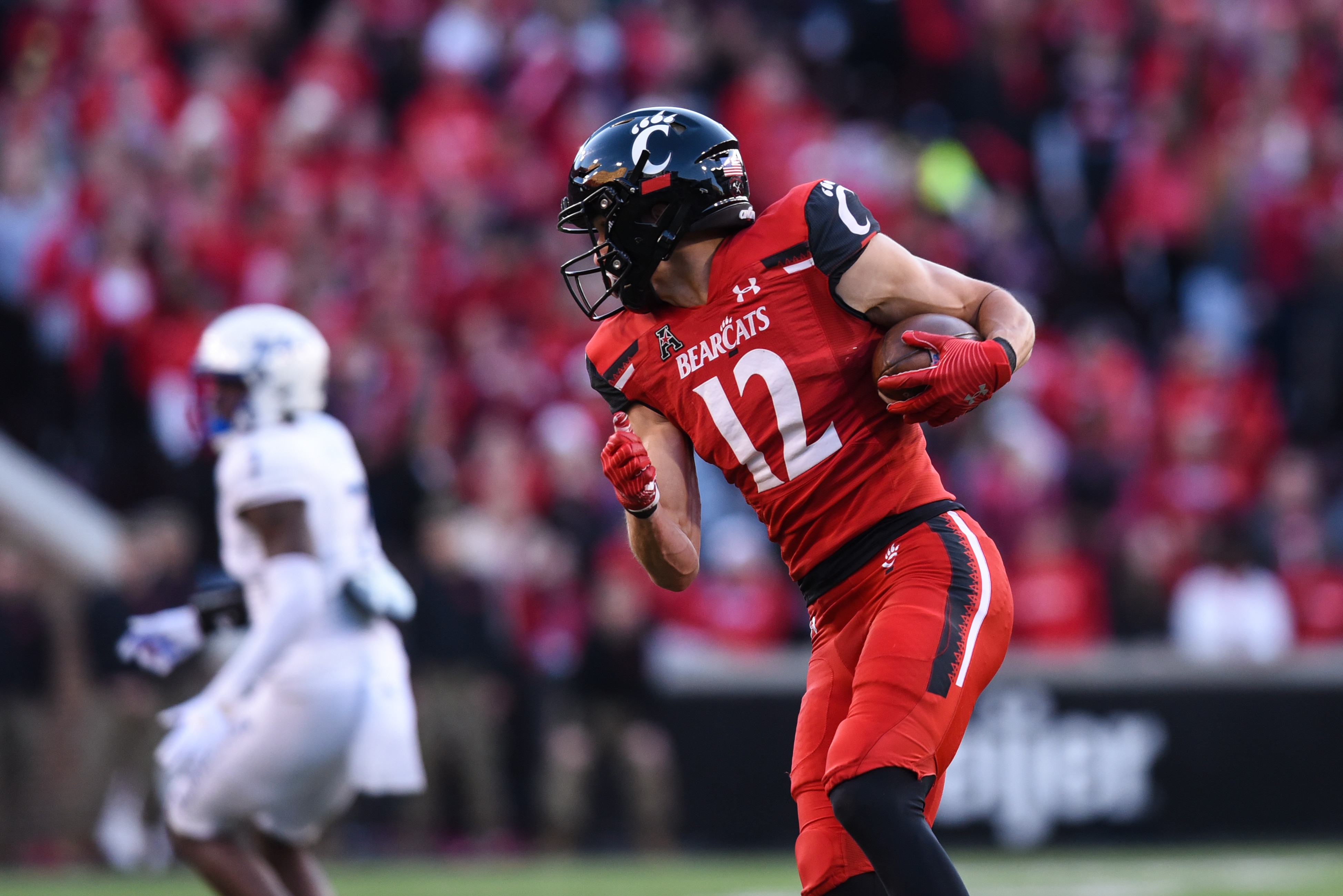 CINCINNATI, OH - NOVEMBER 06: Cincinnati WR Alec Pierce (12) catches a pass during a college football game between the Tulsa Golden Hurricane and Cincinnati Bearcats on November 6, 2021 at Nippert Stadium in Cincinnati, OH. (Photo by James Black/Icon Sportswire via Getty Images)
