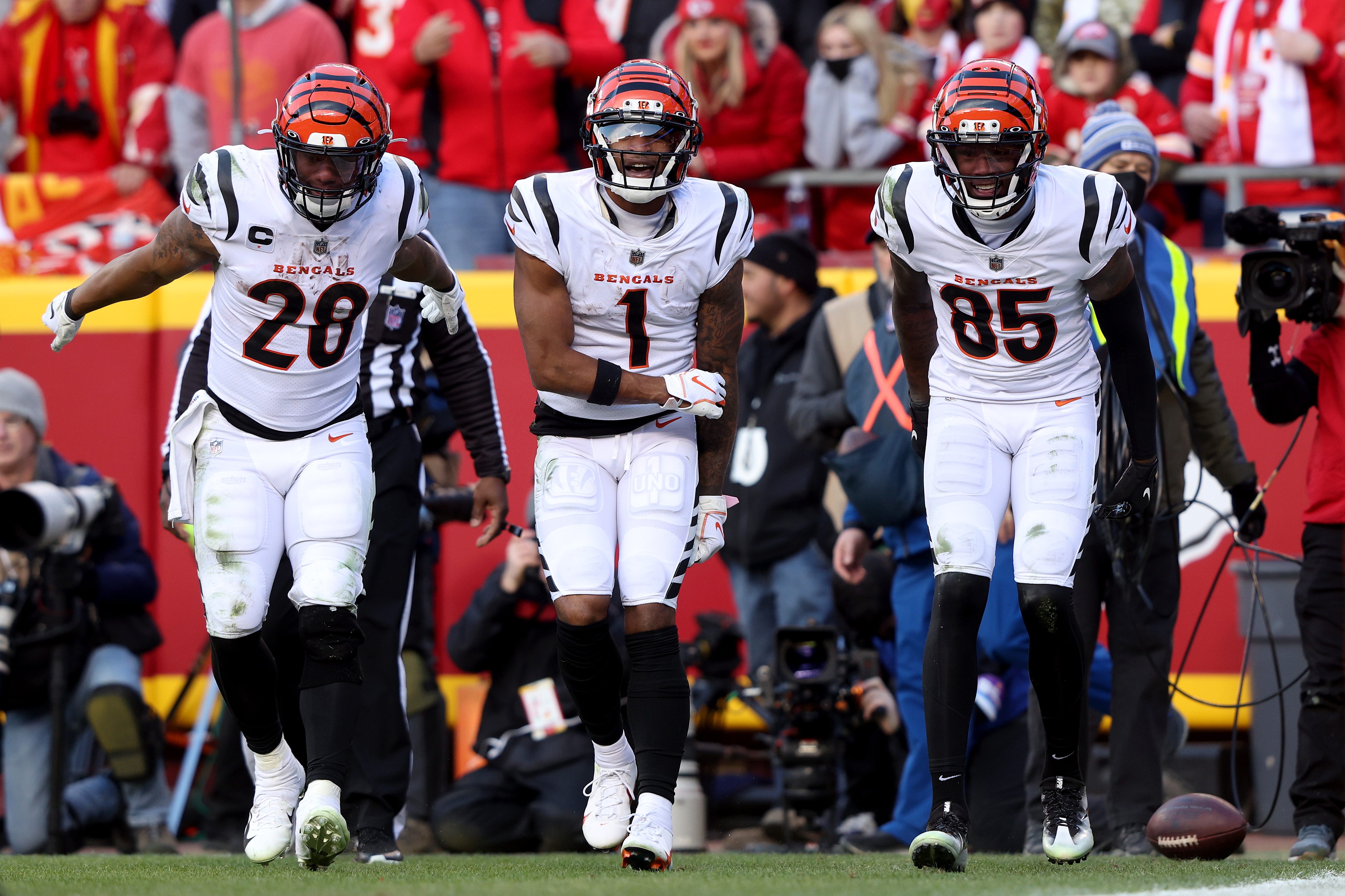 KANSAS CITY, MISSOURI - JANUARY 30: Wide receiver Ja'Marr Chase #1 of the Cincinnati Bengals celebrates with running back Joe Mixon #28 and wide receiver Tee Higgins #85 after catching a third quarter touchdown pass against the Kansas City Chiefs in the AFC Championship Game at Arrowhead Stadium on January 30, 2022 in Kansas City, Missouri. (Photo by Jamie Squire/Getty Images)