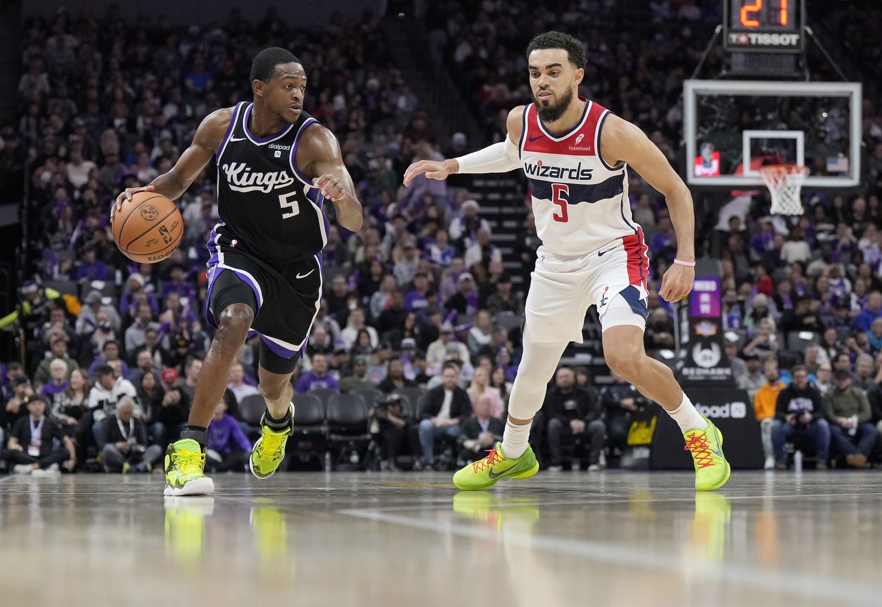 SACRAMENTO, CALIFORNIA - DECEMBER 18: De'Aaron Fox #5 of the Sacramento Kings dribbling the ball while guarded by Tyus Jones #5 of the Washington Wizards during the second half of an NBA basketball game at Golden 1 Center on December 18, 2023 in Sacramento, California. NOTE TO USER: User expressly acknowledges and agrees that, by downloading and or using this photograph, User is consenting to the terms and conditions of the Getty Images License Agreement. (Photo by Thearon W. Henderson/Getty Images)