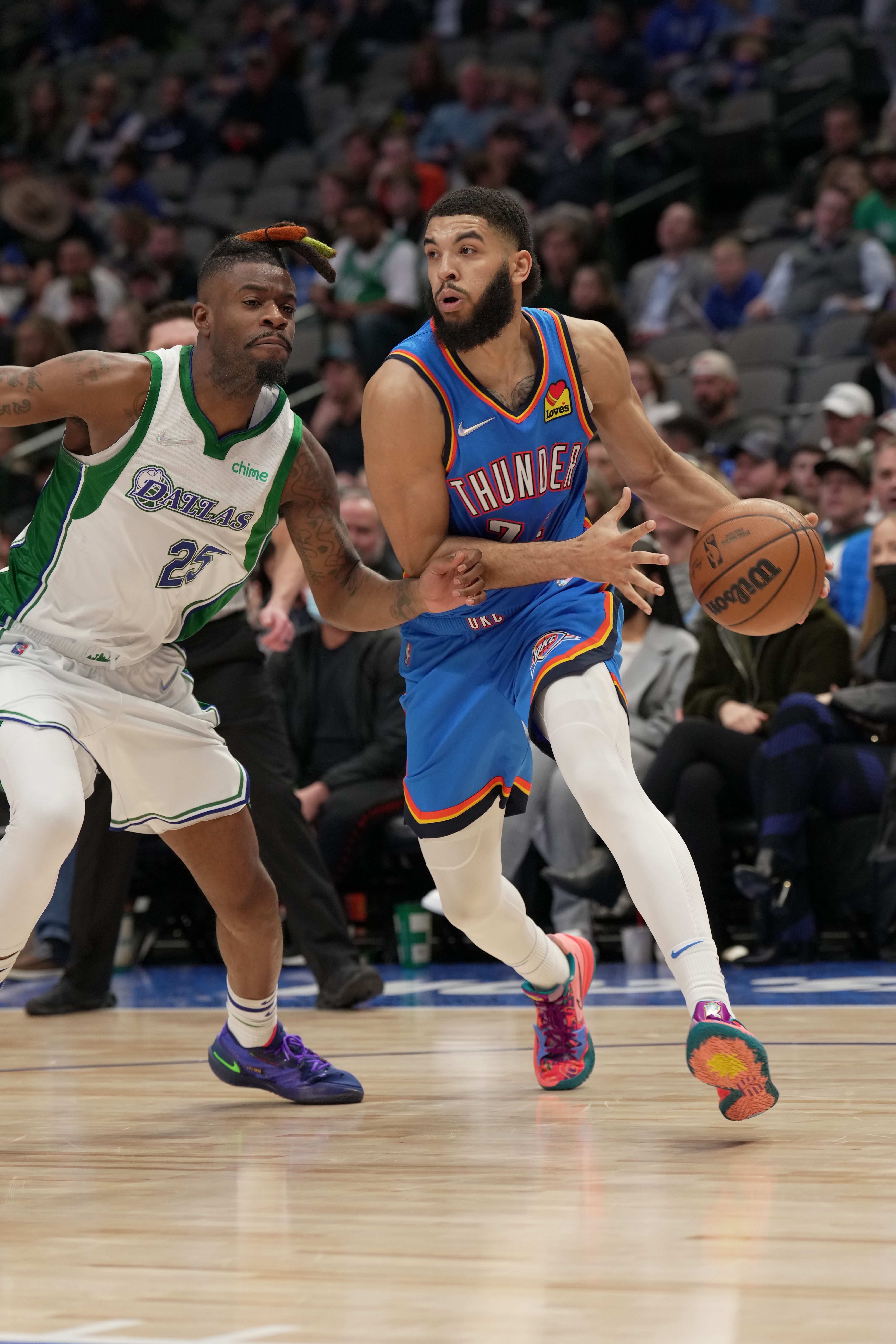 DALLAS, TX - FEBRUARY 2: Kenrich Williams #34 of the Oklahoma City Thunder drives to the basket during the game against the Dallas Mavericks on February 2, 2022 at the American Airlines Center in Dallas, Texas. NOTE TO USER: User expressly acknowledges and agrees that, by downloading and or using this photograph, User is consenting to the terms and conditions of the Getty Images License Agreement. Mandatory Copyright Notice: Copyright 2022 NBAE (Photo by Glenn James/NBAE via Getty Images)