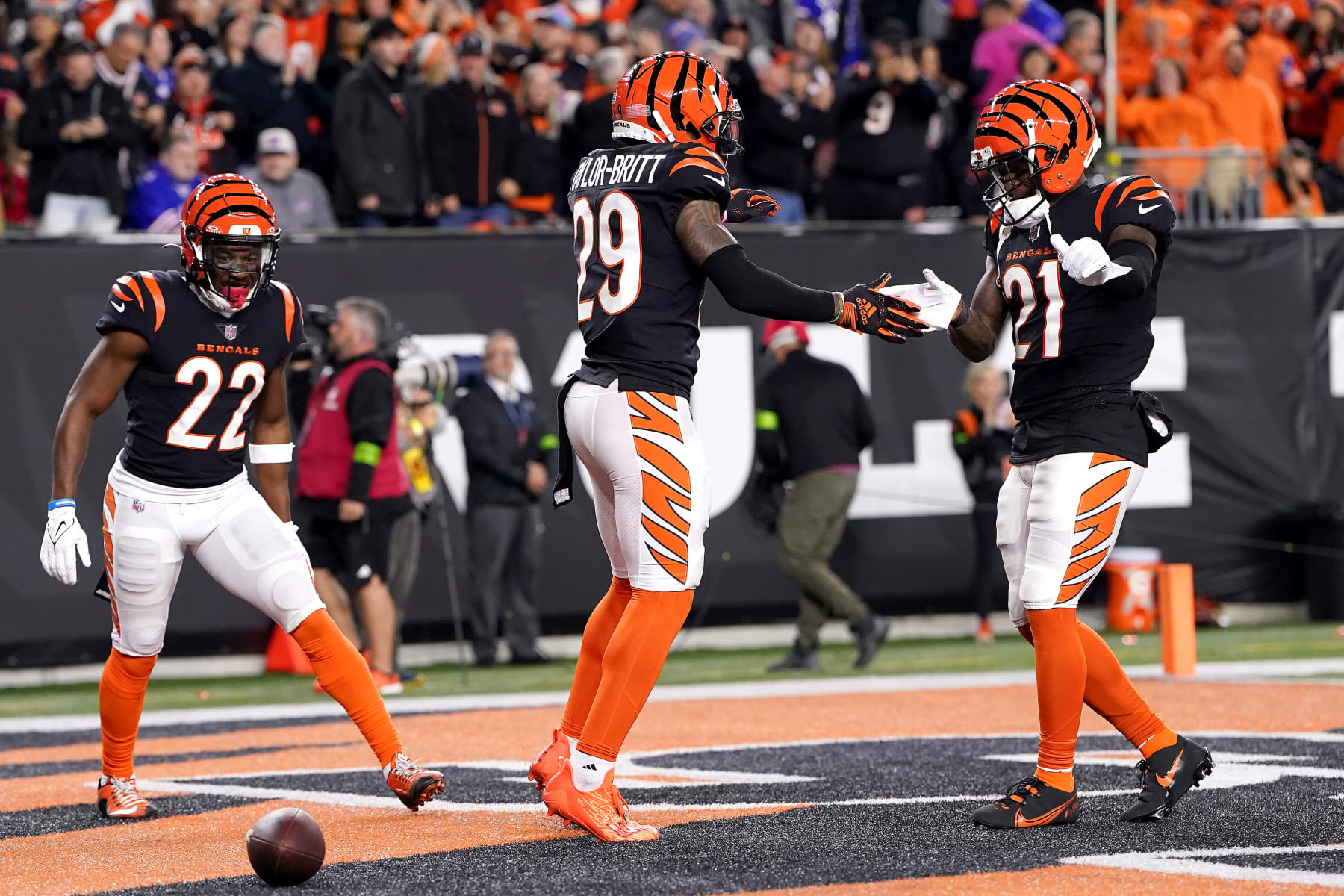 Bengals CBs Cam Taylor-Britt (left) and Mike Hilton (right) 