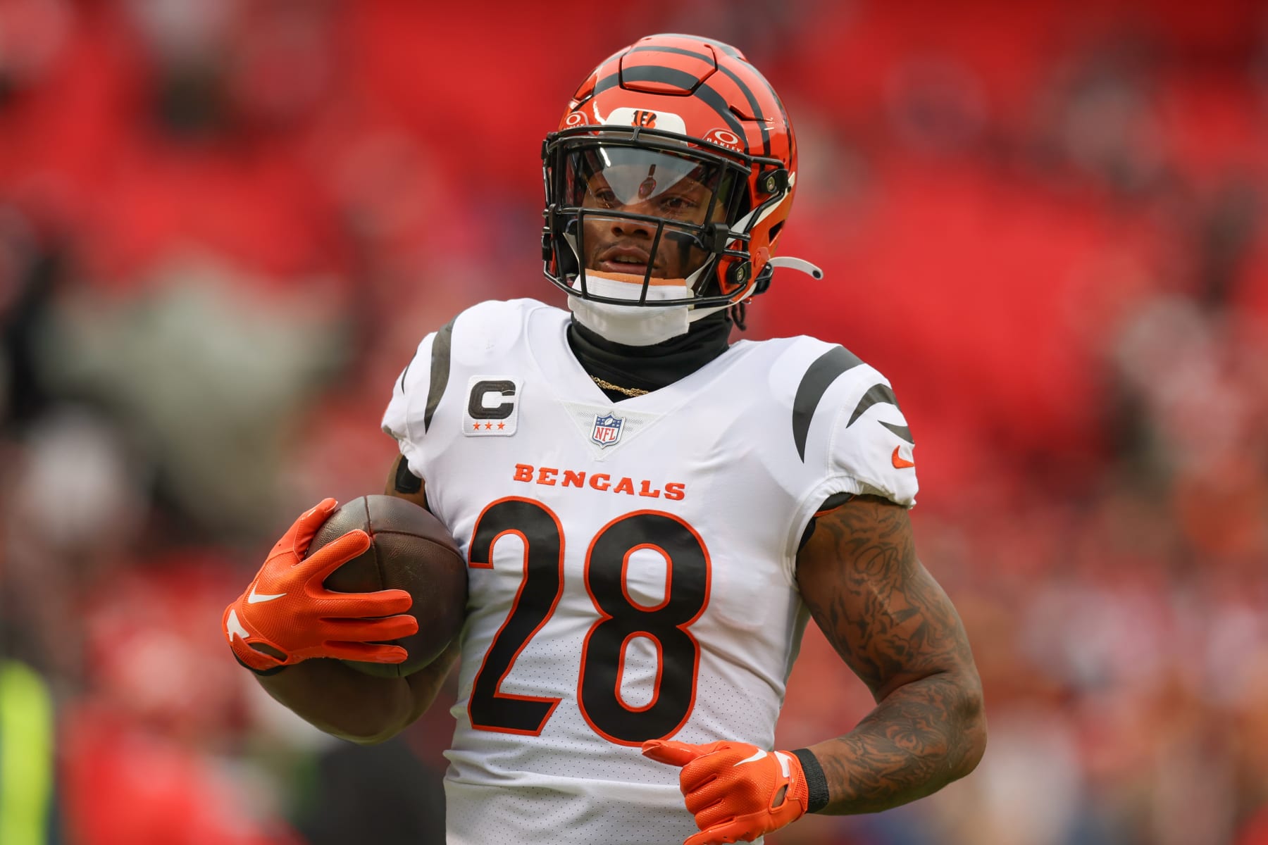 KANSAS CITY, MO - DECEMBER 31: Cincinnati Bengals running back Joe Mixon (28) before an NFL game between the Cincinnati Bengals and Kansas City Chiefs on Dec 31, 2023 at GEHA Field at Arrowhead Stadium in Kansas City, MO. (Photo by Scott Winters/Icon Sportswire via Getty Images)