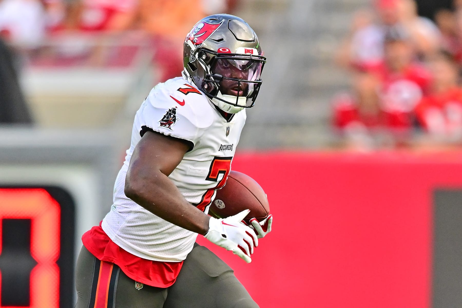 TAMPA, FLORIDA - NOVEMBER 06: Leonard Fournette #7 of the Tampa Bay Buccaneers runs the ball during the first quarter in the game against the Los Angeles Rams at Raymond James Stadium on November 06, 2022 in Tampa, Florida. (Photo by Julio Aguilar/Getty Images)
