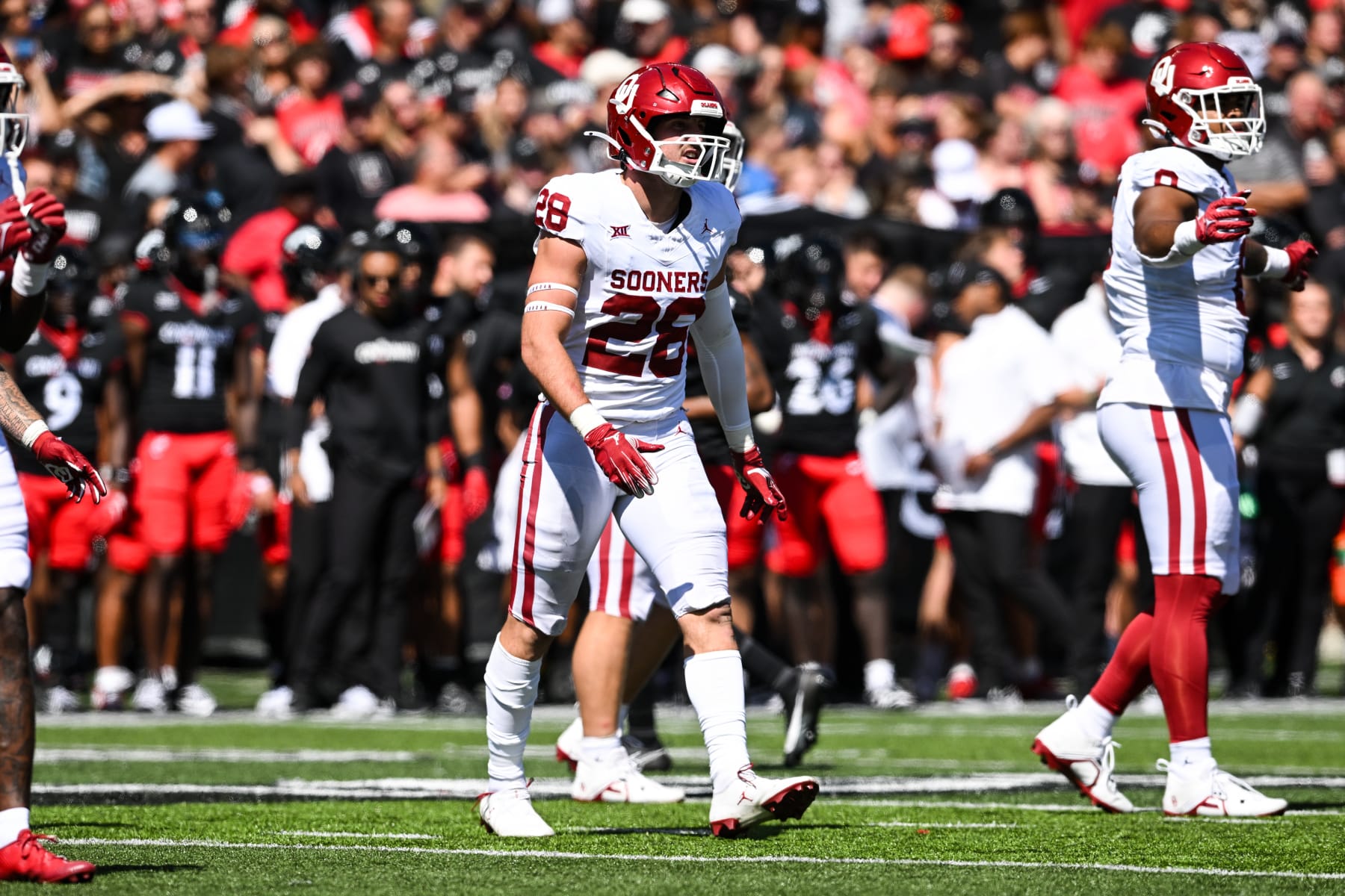 Oklahoma LB Danny Stutsman (28)