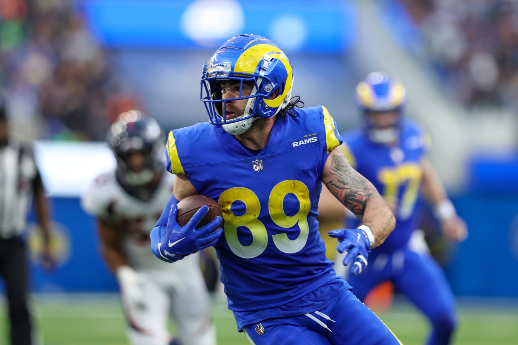INGLEWOOD, CA - DECEMBER 25: Los Angeles Rams tight end Tyler Higbee (89) catches the ball for a gain during the NFL game between the Denver Broncos and the Los Angeles Rams on December 25, 2022, at SoFi Stadium in Inglewood, CA. (Photo by Jordon Kelly/Icon Sportswire via Getty Images)
