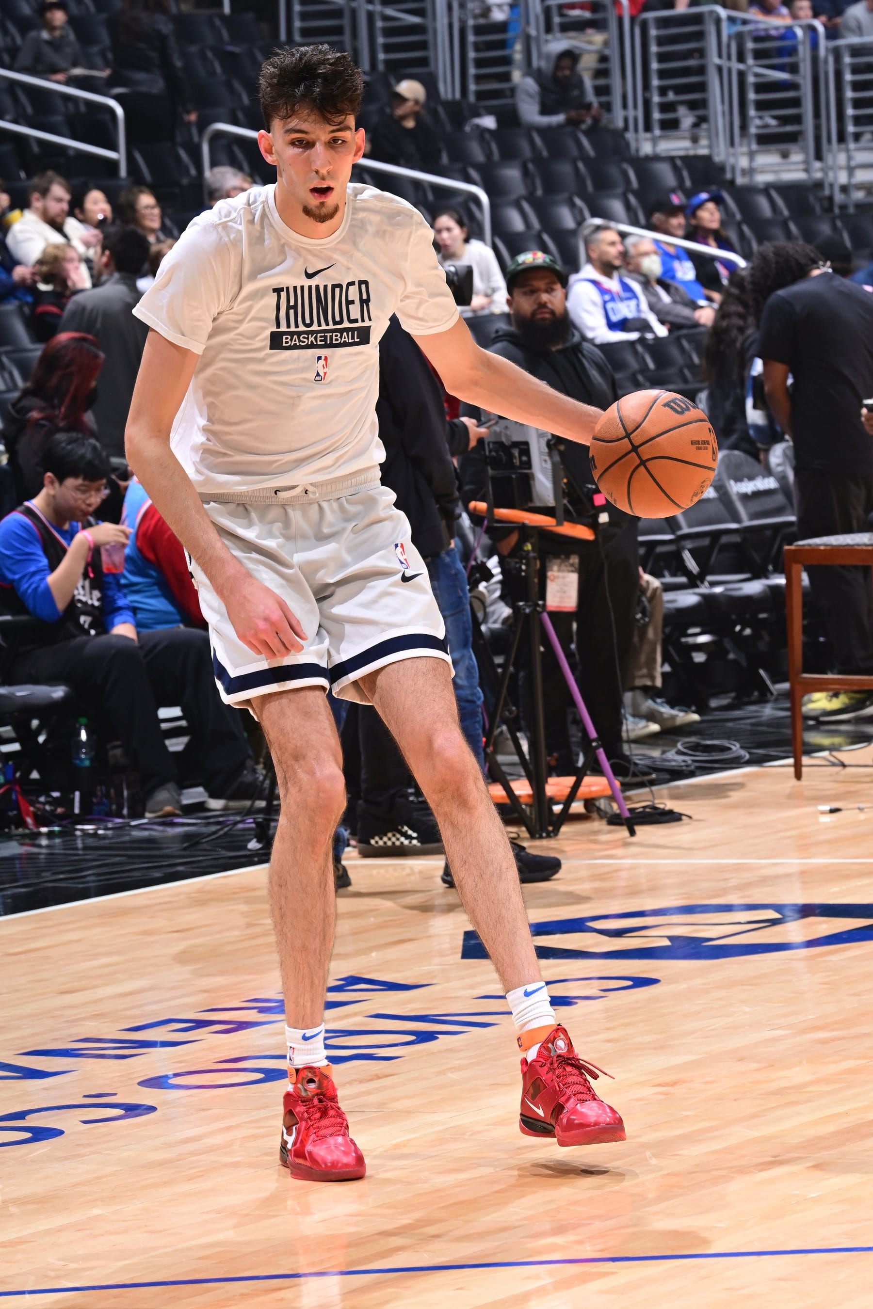 LOS ANGELES, CA - MARCH 21: Chet Holmgren #7 of the Oklahoma City Thunder warms up before the game against the LA Clippers on March 21, 2023 at Crypto.Com Arena in Los Angeles, California. NOTE TO USER: User expressly acknowledges and agrees that, by downloading and/or using this Photograph, user is consenting to the terms and conditions of the Getty Images License Agreement. Mandatory Copyright Notice: Copyright 2023 NBAE (Photo by Adam Pantozzi/NBAE via Getty Images)
