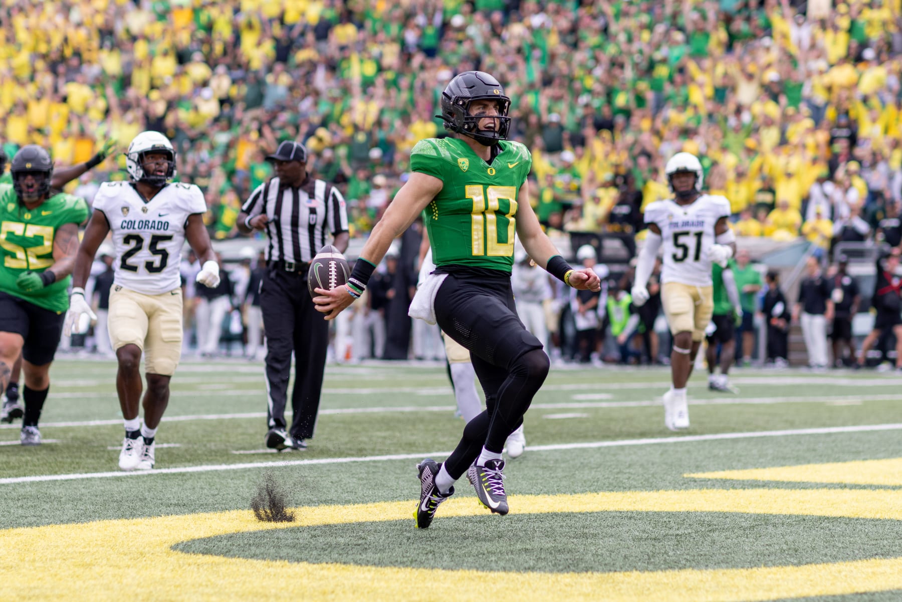 Quarterback Bo Nix of the Oregon Ducks