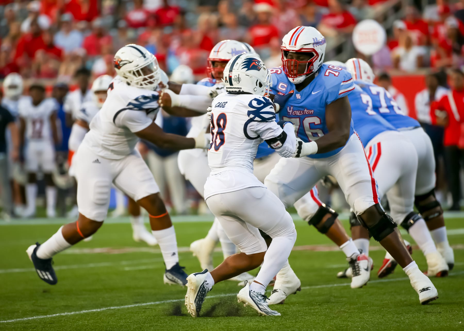 HOUSTON, TX- SEPTEMBER 02:  UTSA Roadrunners linebacker Pig Cage (38) blocks Houston Cougars offensive lineman Patrick Paul (76) in the second quarter during the college football game between the UTSA Roadrunners and Houston Cougars on September 2, 2023 at TDECU Stadium in Houston, Texas.  (Photo by Leslie Plaza Johnson/Icon Sportswire via Getty Images)