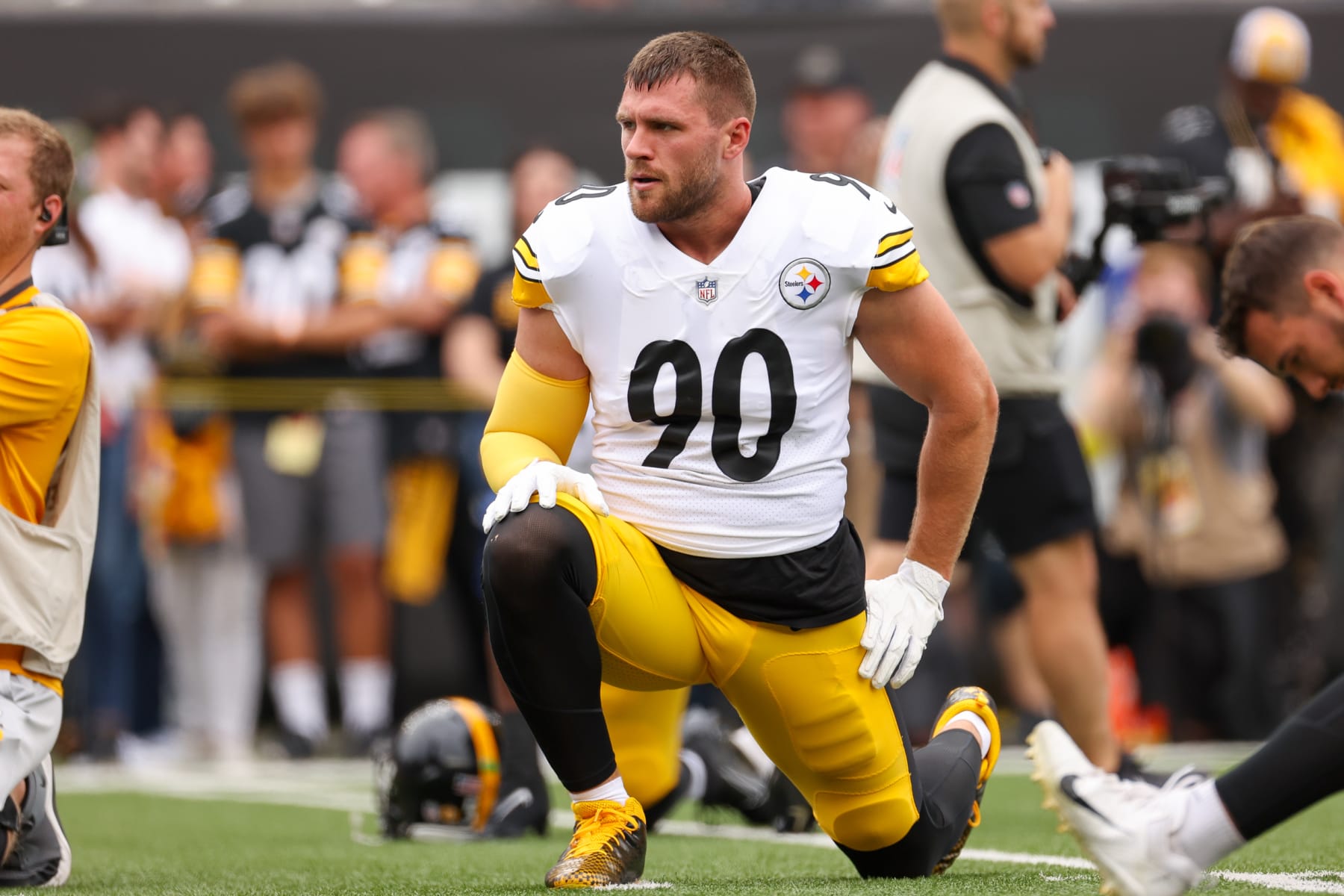 CINCINNATI, OH - SEPTEMBER 11: Pittsburgh Steelers linebacker T.J. Watt (90) stretches before the game against the Pittsburgh Steelers and the Cincinnati Bengals on September 11, 2022, at Paycor Stadium in Cincinnati, OH.  (Photo by Ian Johnson/Icon Sportswire via Getty Images