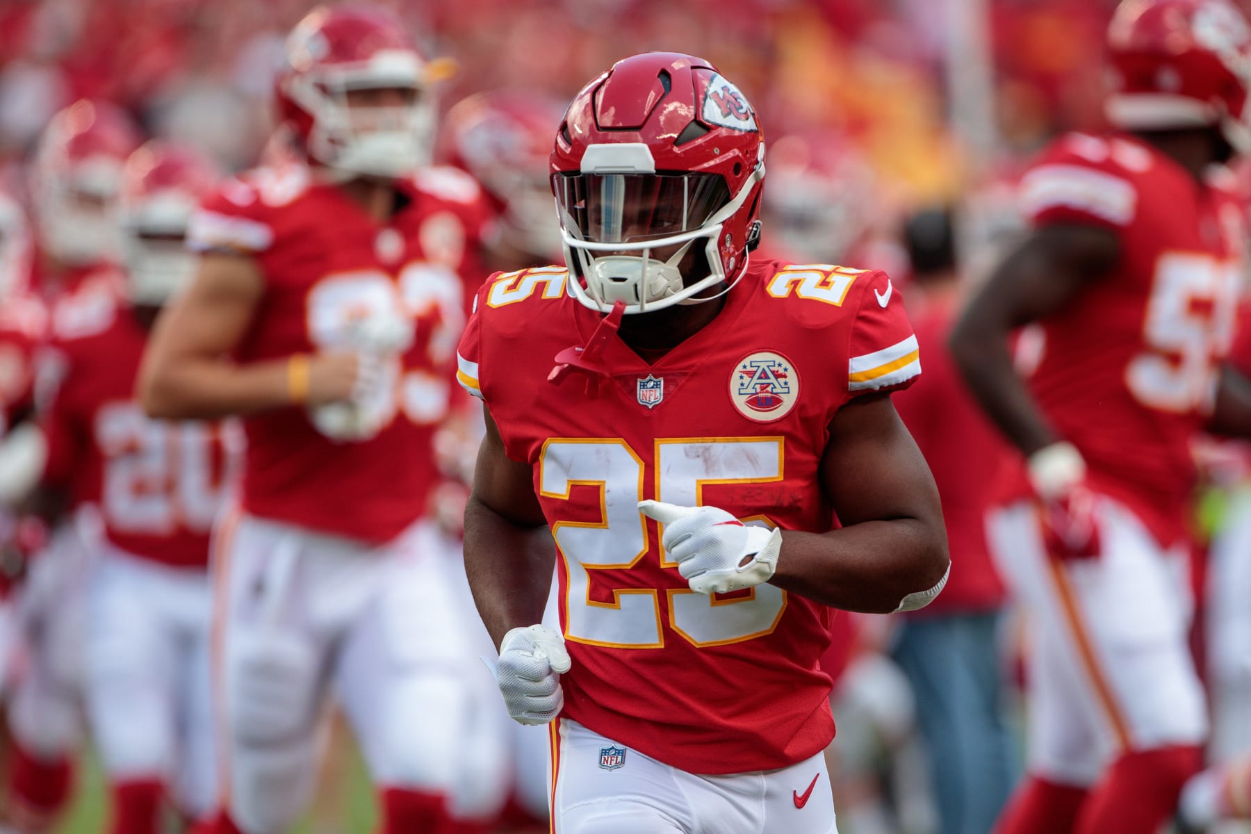 KANSAS CITY, MO - AUGUST 20: Kansas City Chiefs running back Clyde Edwards-Helaire (25) takes the field prior to the game against the Washington Commanders on August 20th, 2022 at GEHA field Arrowhead Stadium in Kansas City, Missouri. (Photo by William Purnell/Icon Sportswire via Getty Images) KANSAS CITY, MO - AUGUST 20: Kansas City Chiefs running back Clyde Edwards-Helaire (25) takes the field prior to the game against the Washington Commanders on August 20th, 2022 at GEHA field Arrowhead Stadium in Kansas City, Missouri. (Photo by William Purnell/Icon Sportswire via Getty Images)