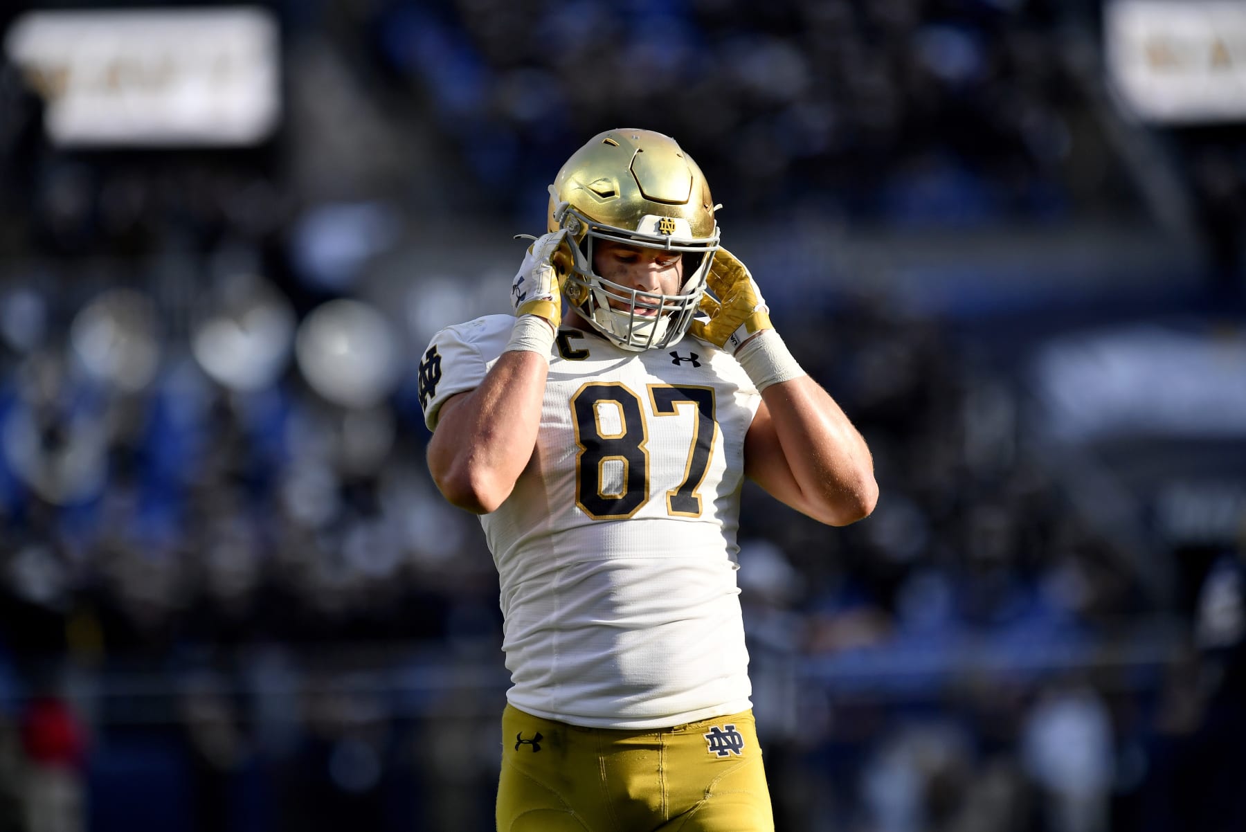 BALTIMORE, MD - NOVEMBER 12: Notre Dame tight end Michael Mayer (87) reacts with frustration after an offensive play during the Notre Dame Fighting Irish versus Navy Midshipmen game on November 12, 2022 at M&T Bank Stadium in Baltimore, MD. (Photo by Randy Litzinger/Icon Sportswire via Getty Images)