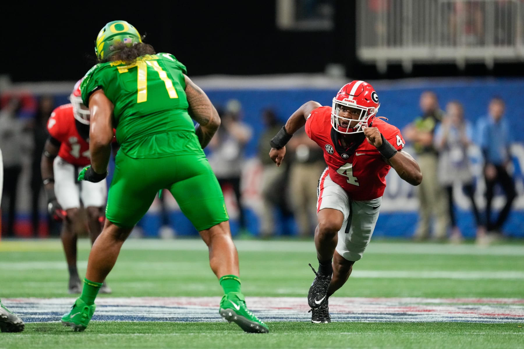 ATLANTA, GEORGIA - SEPTEMBER 03: Nolan Smith #4 of the Georgia Bulldogs works against the block of Malaesala Aumavae-Laulu #71 during the Chick-fil-A Kickoff Game between Oregon and Georgia on September 03, 2022 in Atlanta, Georgia. (Photo by Paul Abell/Getty Images)