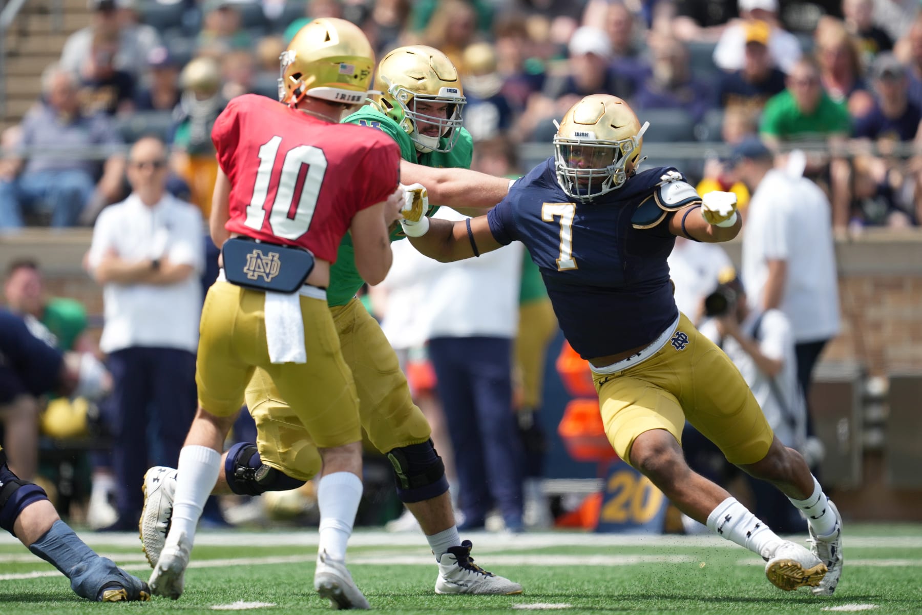 SOUTH BEND, IN - APRIL 23: Notre Dame Fighting Irish defensive lineman Isaiah Foskey (7) battles to tackle quarterback Drew Pyne (10) in action during the Notre Dame Blue-Gold Spring Football Game on April 23, 2022 at Notre Dame Stadium in South Bend, IN. (Photo by Robin Alam/Icon Sportswire via Getty Images)