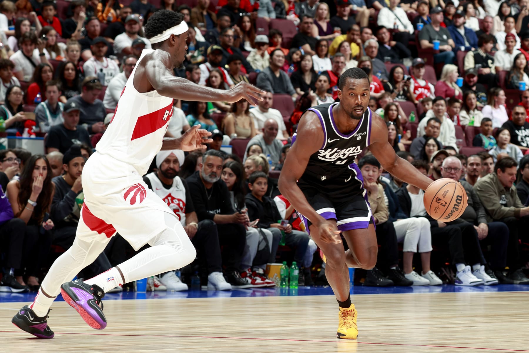 VANCOUVER, CANADA - OCTOBER 8: Harrison Barnes #40 of the Sacramento Kings dribbles the ball during the game against the Toronto Raptors on October 8, 2023 at the Rogers Arena in Vancouver, British Columbia, Canada. NOTE TO USER: User expressly acknowledges and agrees that, by downloading and or using this Photograph, user is consenting to the terms and conditions of the Getty Images License Agreement.  Mandatory Copyright Notice: Copyright 2023 NBAE (Photo by Jeff Vinnick/NBAE via Getty Images)