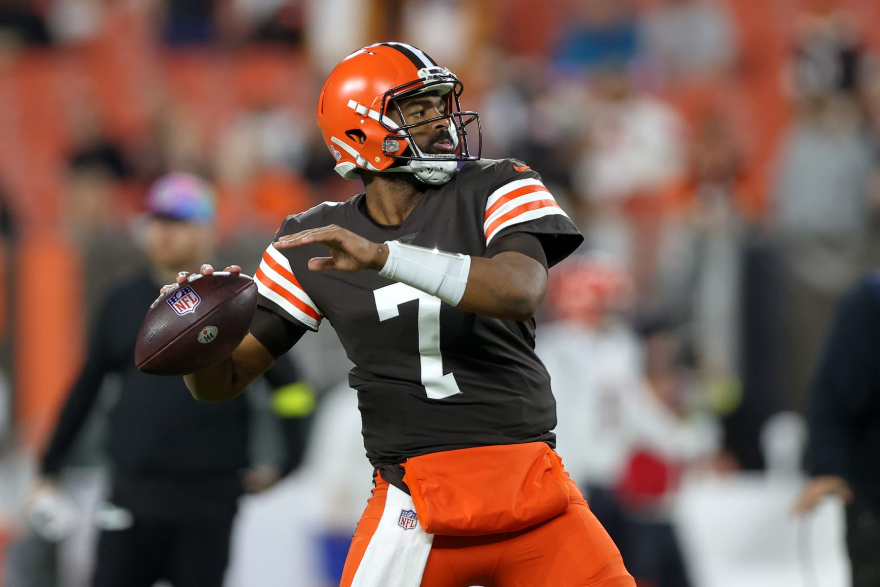 CLEVELAND, OH - OCTOBER 31: Cleveland Browns quarterback Jacoby Brissett (7) warms up prior to the first quarter of the National Football League game between the Cincinnati Bengals and Cleveland Browns on October 31, 2022, at FirstEnergy Stadium in Cleveland, OH. (Photo by Frank Jansky/Icon Sportswire via Getty Images)