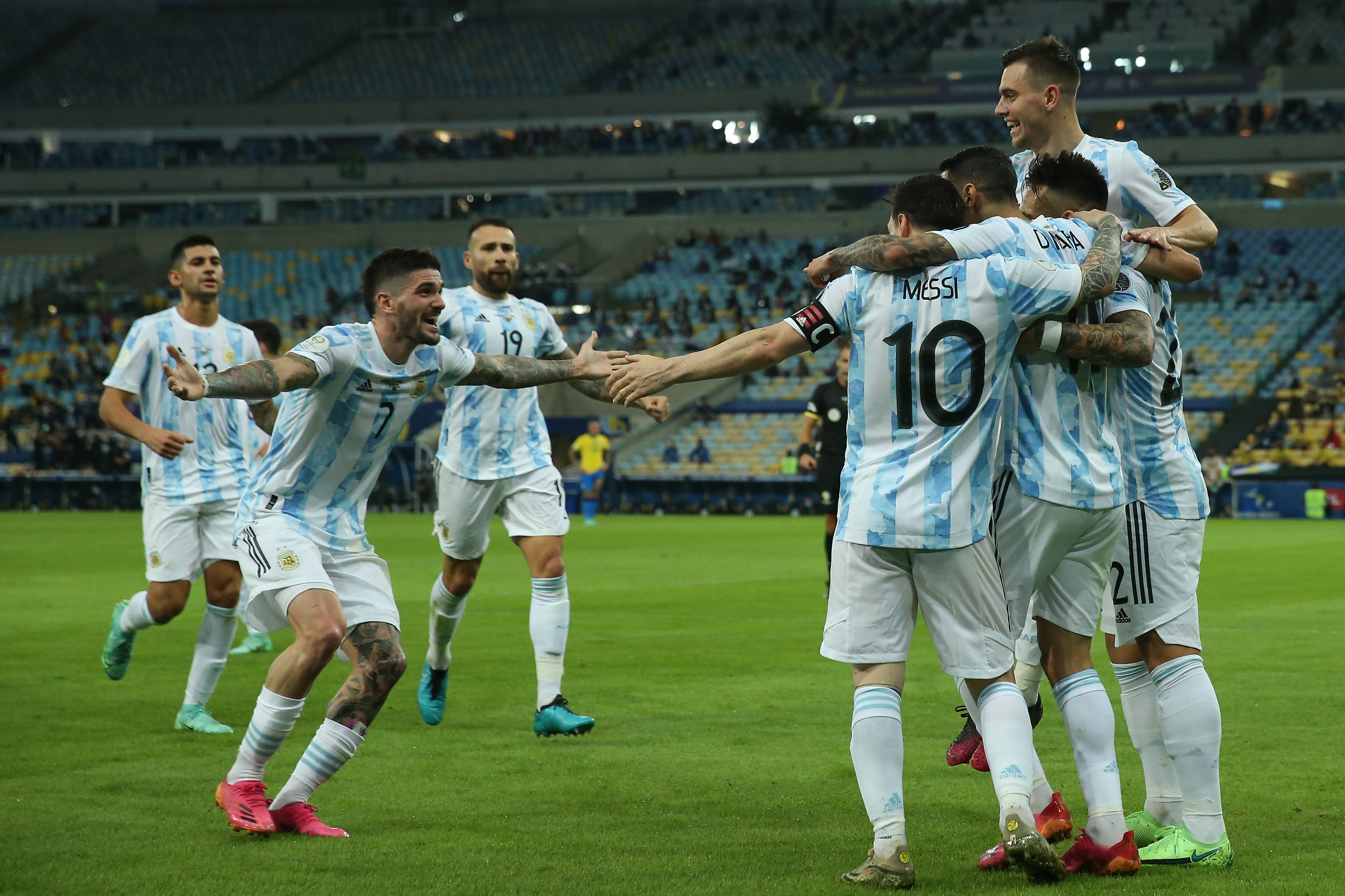 RIO DE JANEIRO, BRAZIL - JULY 10: Angel Di Maria of Argentina celebrates with teammates after scoring the first goal of his team during the final of Copa America Brazil 2021 between Brazil and Argentina at Maracana Stadium on July 10, 2021 in Rio de Janeiro, Brazil. (Photo by Alexandre Schneider/Getty Images)