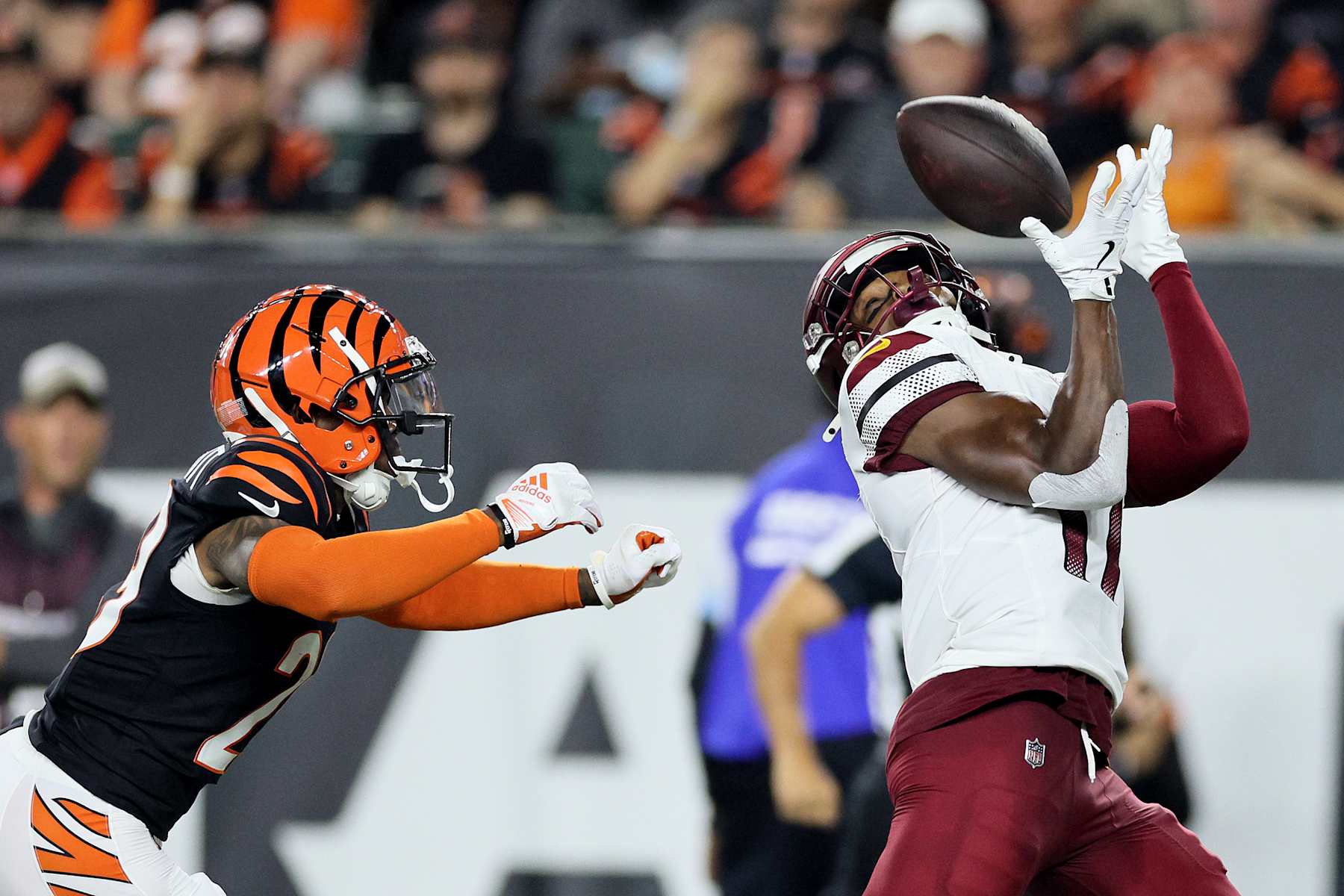 CINCINNATI, OHIO - SEPTEMBER 23: Terry McLaurin #17 of the Washington Commanders catches a 55 yard pass against Cam Taylor-Britt #29 of the Cincinnati Bengals during the second quarter at Paycor Stadium on September 23, 2024 in Cincinnati, Ohio. (Photo by Andy Lyons/Getty Images)