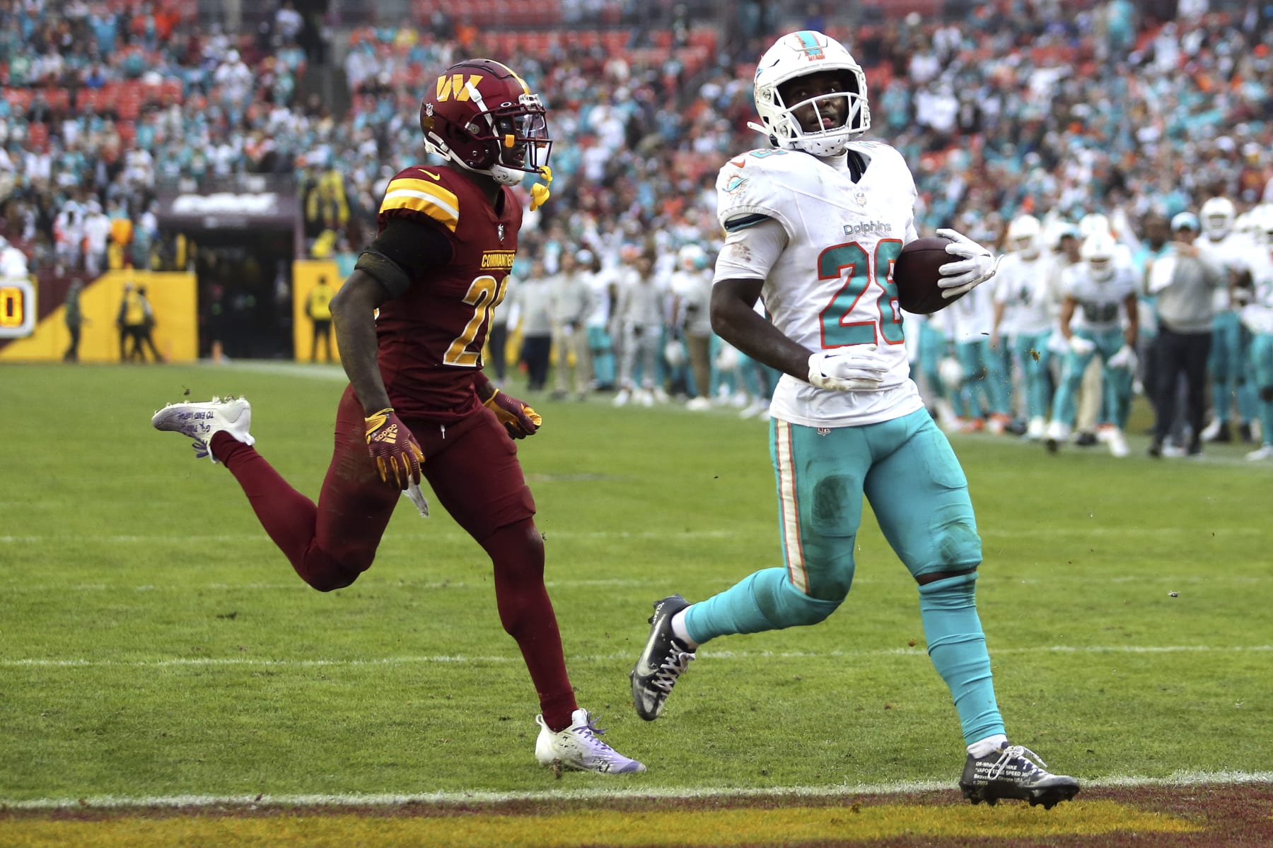 Miami Dolphins running back De'Von Achane (28) runs for a touchdown during an NFL football game against the Washington Commanders, Sunday, December 03, 2023 in Landover, Md. (AP Photo/Daniel Kucin Jr.)