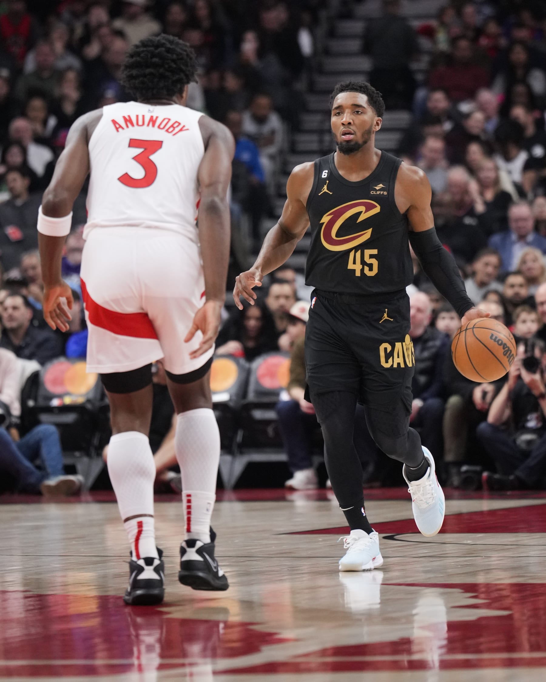 TORONTO, ON - NOVEMBER 28: Donovan Mitchell #45 of the Cleveland Cavaliers dribbles against O.G. Anunoby #3 of the Toronto Raptors during the first half of their basketball game at the Scotiabank Arena on November 28, 2022 in Toronto, Ontario, Canada. NOTE TO USER: User expressly acknowledges and agrees that, by downloading and/or using this Photograph, user is consenting to the terms and conditions of the Getty Images License Agreement. (Photo by Mark Blinch/Getty Images)