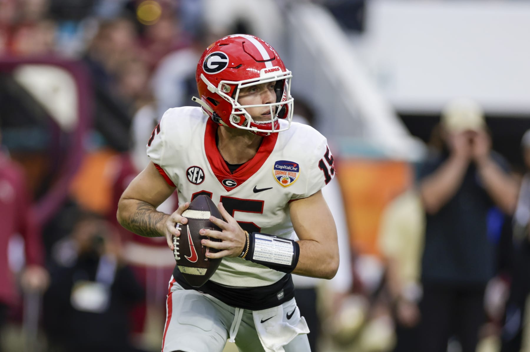 MIAMI GARDENS, FL - DECEMBER 30: Georgia Bulldogs quarterback Carson Beck (15) looks for a receiver during the game between the Georgia Bulldogs and the Florida State Seminoles on December 30, 2023 at Hard Rock Stadium in Miami Gardens, Fl.  (Photo by David Rosenblum/Icon Sportswire via Getty Images)