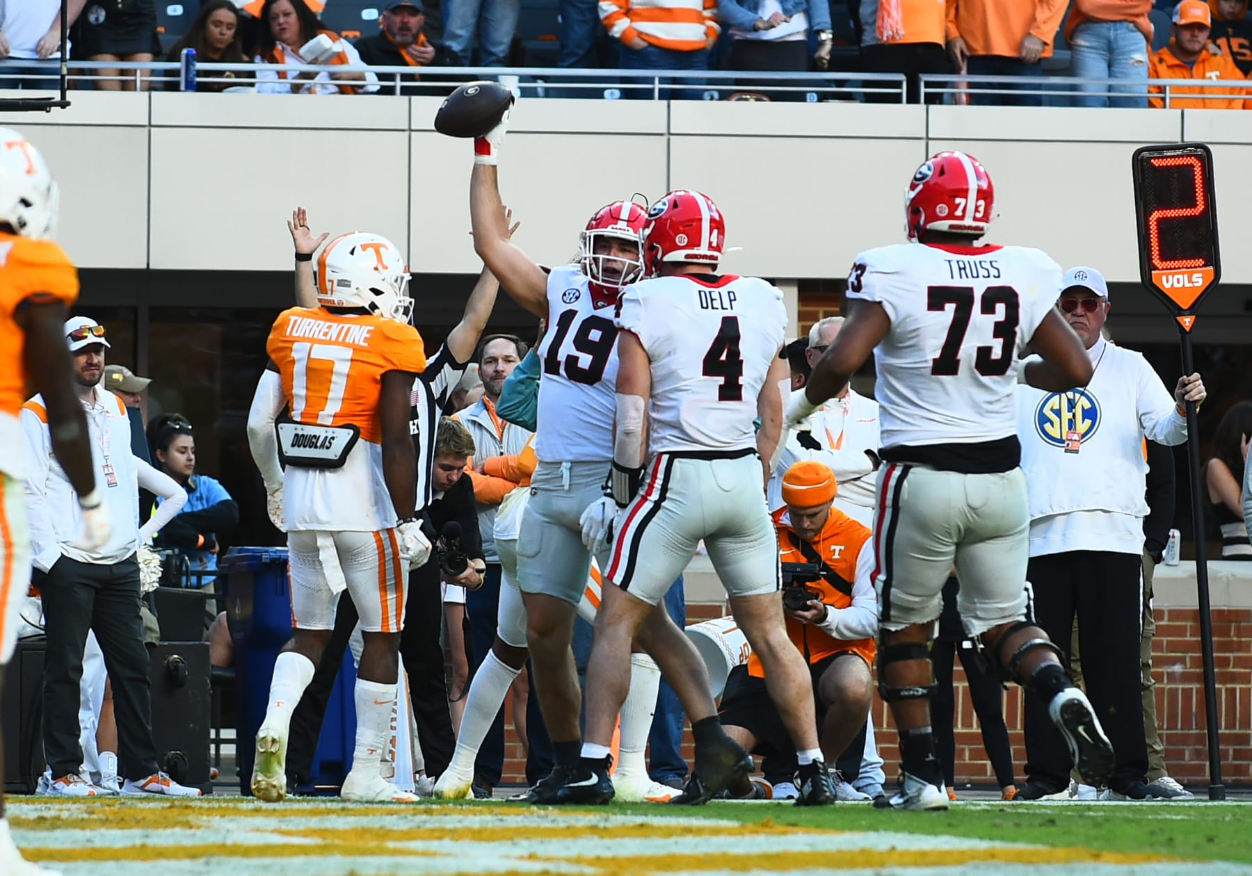 KNOXVILLE, TN - NOVEMBER 18: Georgia Bulldogs Tight End Brock Bowers (19) celebrates a touchdown during the college football game between the Georgia Bulldogs and the Tennessee Volunteers on November 18, 2023, at Neyland Stadium in Knoxville, TN. (Photo by Jeffrey Vest/Icon Sportswire via Getty Images)