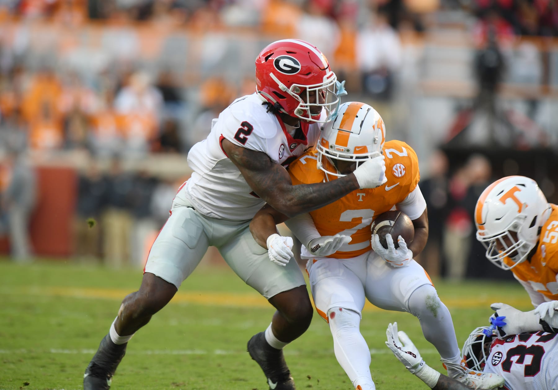 KNOXVILLE, TN - NOVEMBER 18: Georgia Bulldogs Linebacker Smael Mondon, Jr. (2) tackles Tennessee Volunteers Running Back Jabari Small (2) during the college football game between the Georgia Bulldogs and the Tennessee Volunteers on November 18, 2023, at Neyland Stadium in Knoxville, TN. (Photo by Jeffrey Vest/Icon Sportswire via Getty Images)