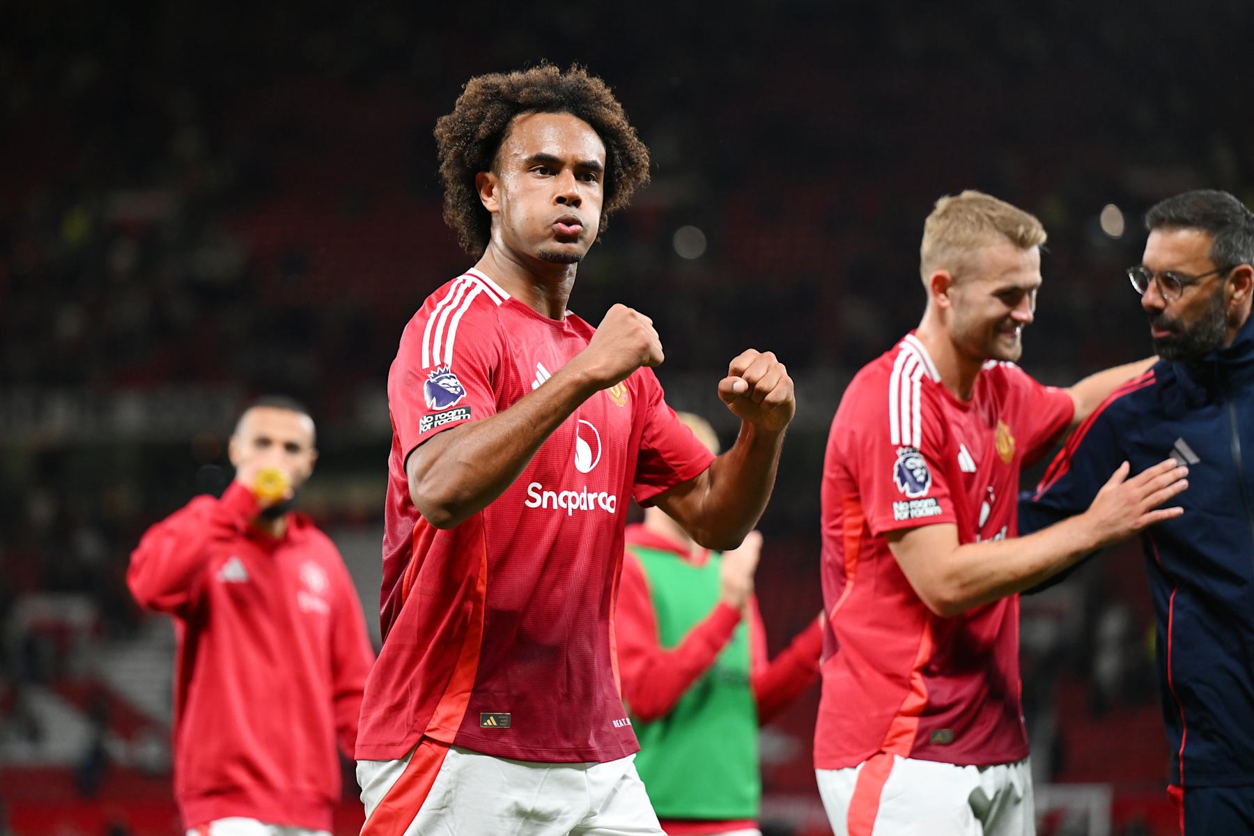 MANCHESTER, ENGLAND - AUGUST 16: Joshua Zirkzee of Manchester United celebrates after the final whistle during the Premier League match between Manchester United FC and Fulham FC at Old Trafford on August 16, 2024 in Manchester, England. (Photo by Michael Regan/Getty Images)