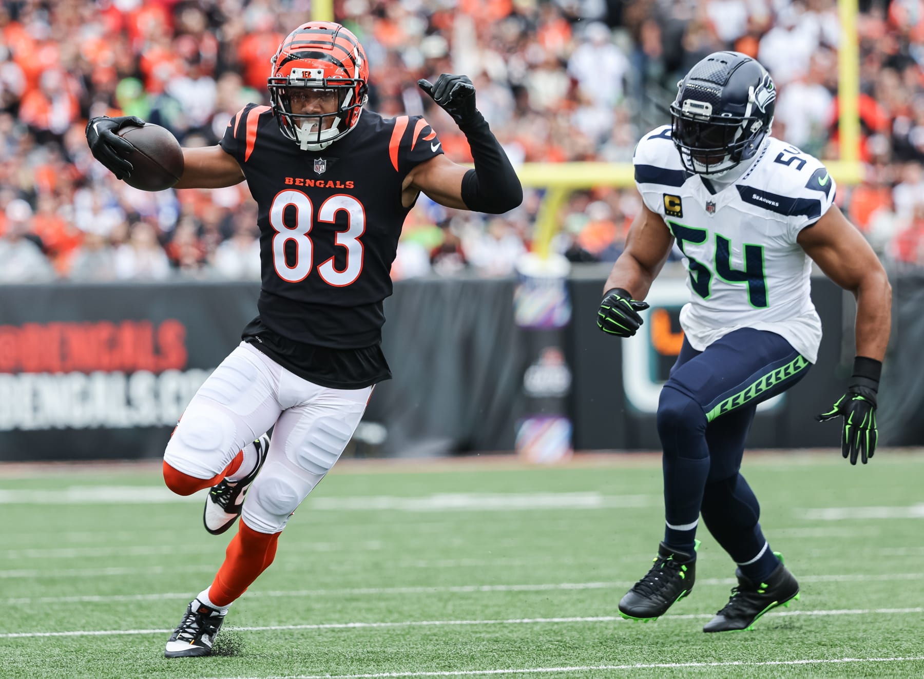 CINCINNATI, OHIO - OCTOBER 15: Tyler Boyd #83 of the Cincinnati Bengals runs the ball against Bobby Wagner #54 of the Seattle Seahawks at Paycor Stadium on October 15, 2023 in Cincinnati, Ohio. (Photo by Michael Hickey/Getty Images)