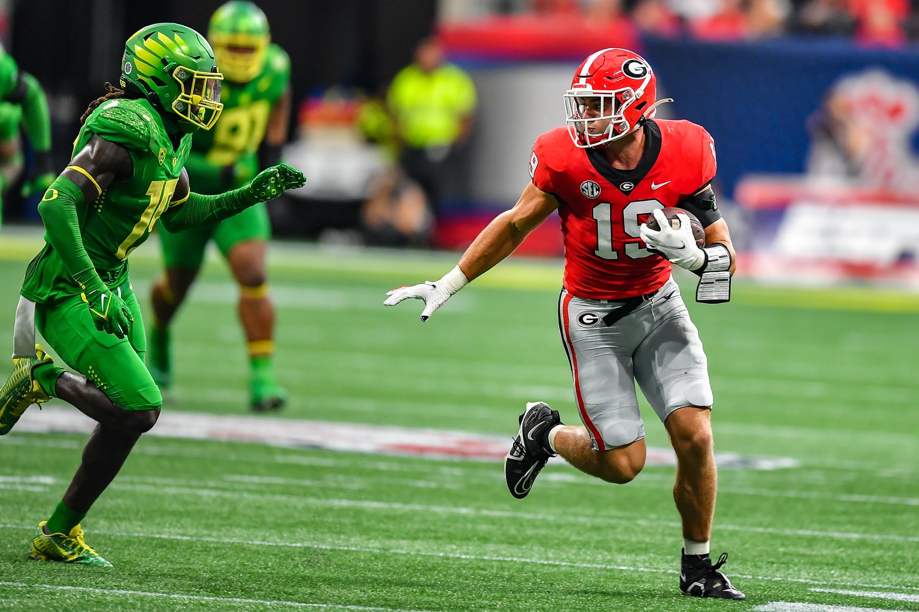 ATLANTA, GA  SEPTEMBER 03:  Georgia tight end Brock Bowers (19) runs with the ball after a reception during the Chick-Fil-A Kickoff Game between the Oregon Ducks and the Georgia Bulldogs on September 3rd, 2022 at Mercedes-Benz Stadium in Atlanta, GA.  (Photo by Rich von Biberstein/Icon Sportswire via Getty Images)