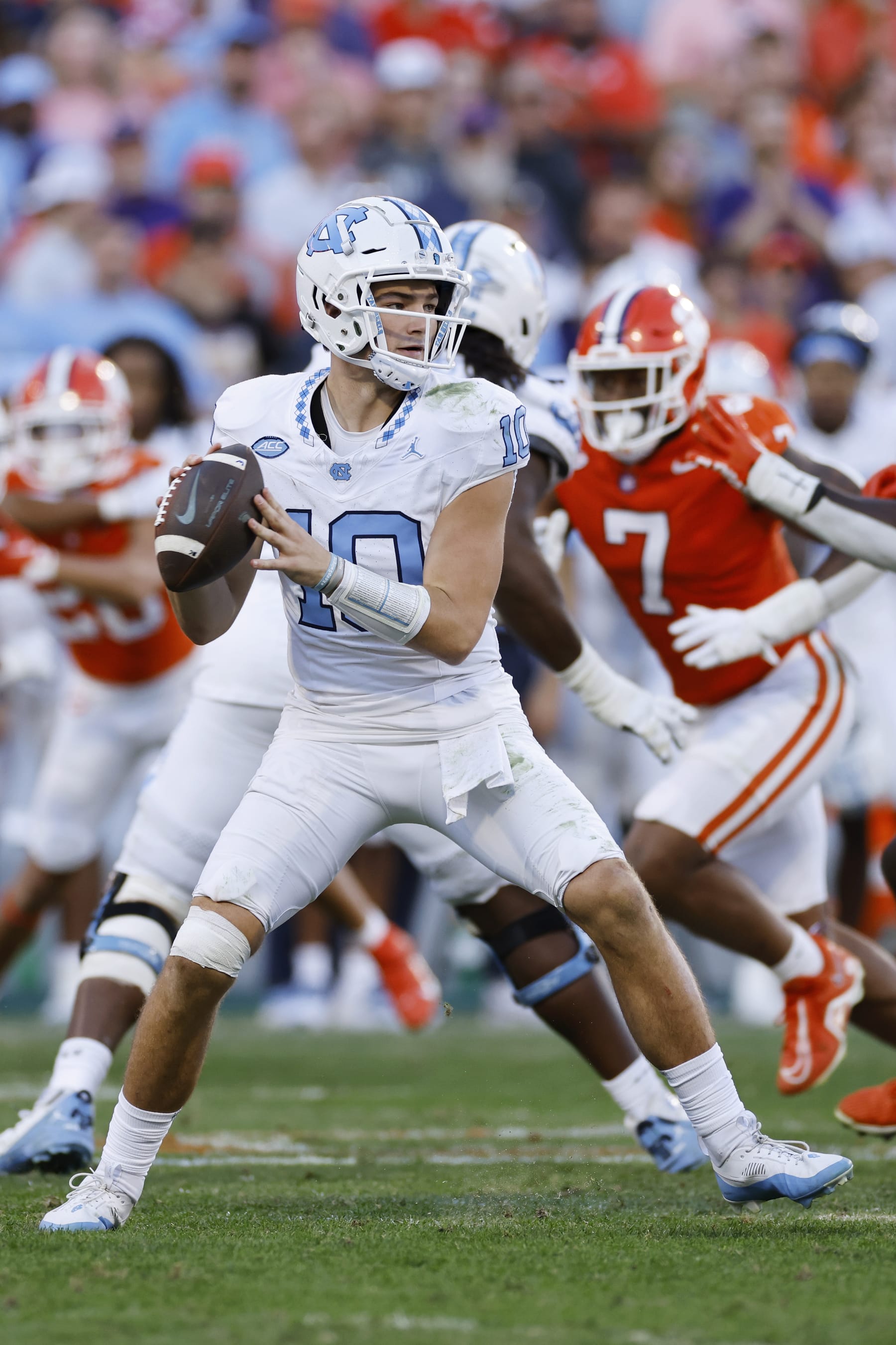 CLEMSON, SC - NOVEMBER 18: North Carolina Tar Heels quarterback Drake Maye (10) passes the ball during a college football game against the Clemson Tigers on November 18, 2023 at Memorial Stadium in Clemson, South Carolina. (Photo by Joe Robbins/Icon Sportswire via Getty Images)