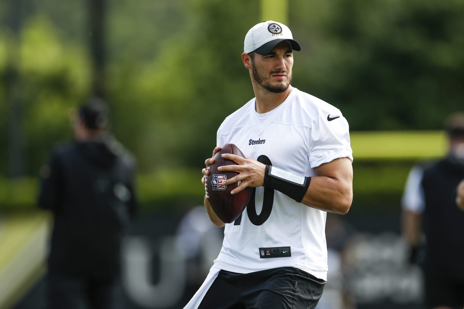 PITTSBURGH, PA - MAY 24: Pittsburgh Steelers quarterback Mitchell Trubisky (10) takes part in a drill during the team's OTA practice, Tuesday, May 24, 2022, in Pittsburgh, PA. (Photo by Brandon Sloter/Icon Sportswire via Getty Images)