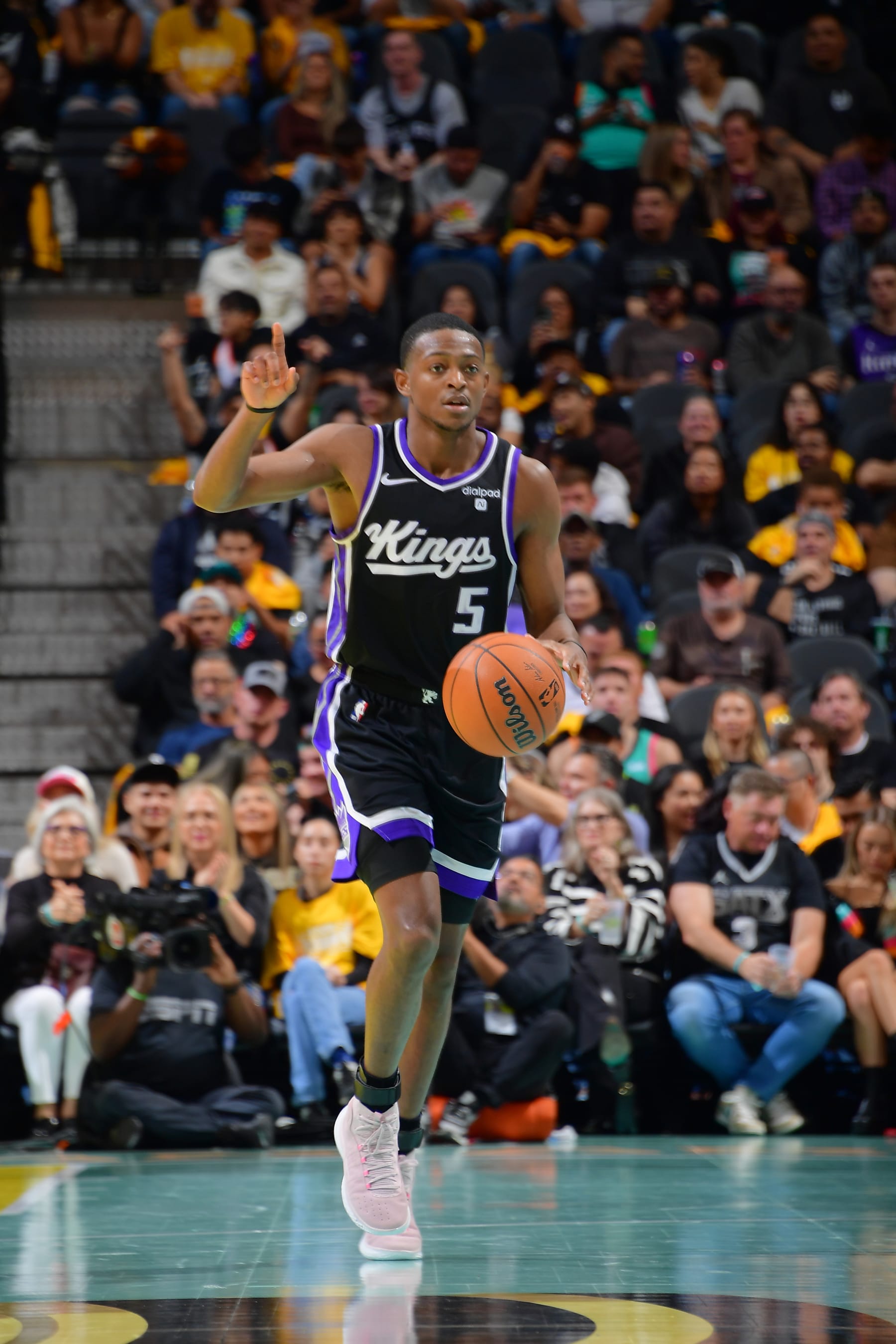 SAN ANTONIO, TX - NOVEMBER 17: De'Aaron Fox #5 of the Sacramento Kings brings the ball up court against the San Antonio Spurs during the In-Season Tournament on November 17, 2023 at the Frost Bank Center in San Antonio, Texas. NOTE TO USER: User expressly acknowledges and agrees that, by downloading and or using this photograph, user is consenting to the terms and conditions of the Getty Images License Agreement. Mandatory Copyright Notice: Copyright 2023 NBAE (Photos by Michael Gonzales/NBAE via Getty Images)