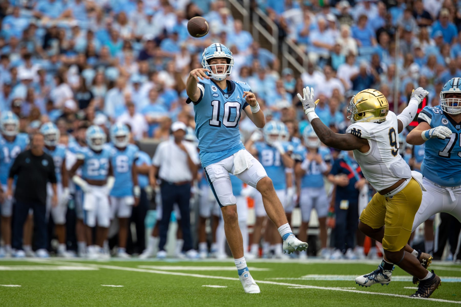 CHAPEL HILL, NC - SEPTEMBER 24: North Carolina Tar Heels quarterback Drake Maye (10) attempts a pass during a football game between the Notre Dame Fighting Irish and the North Carolina Tar Heels on September 24, 2022, at Kenan Memorial Stadium in Chapel Hill, NC. (Photo by Charles Brock/Icon Sportswire via Getty Images)